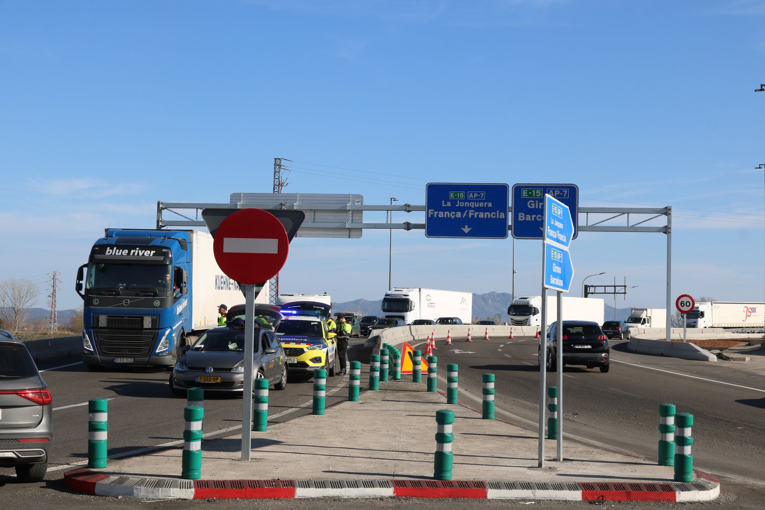 Els Mossos just en el punt on controlen els vehicles que tornen i no poden anar cap a França / ACN