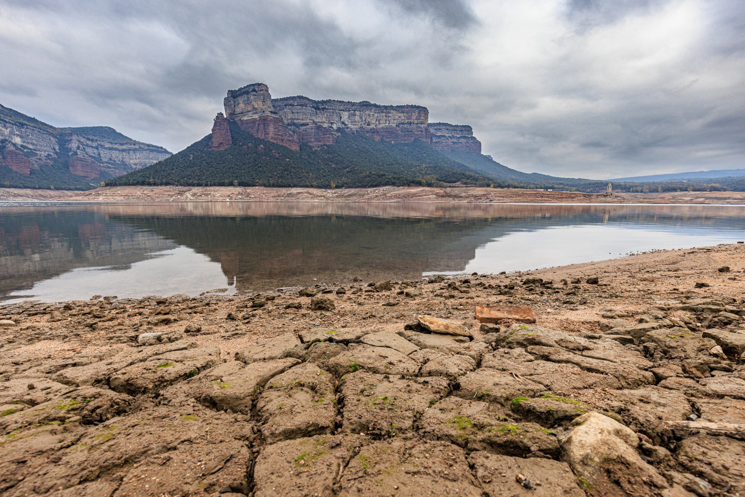 El pantà de Sau, amb un nivell molt baix, i amb terra seca | Jordi Borràs (ACN)