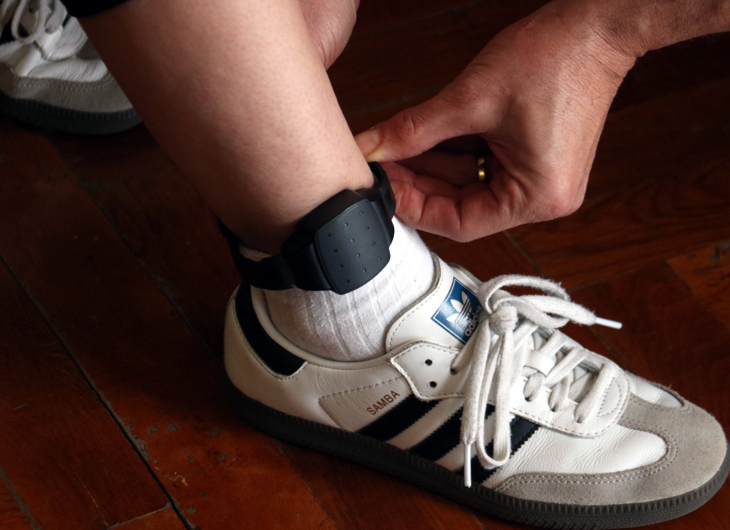 Imatges de recurs d'una polsera electrònica amb GPS per controlar presos i com es col·loca al turmell / ACN