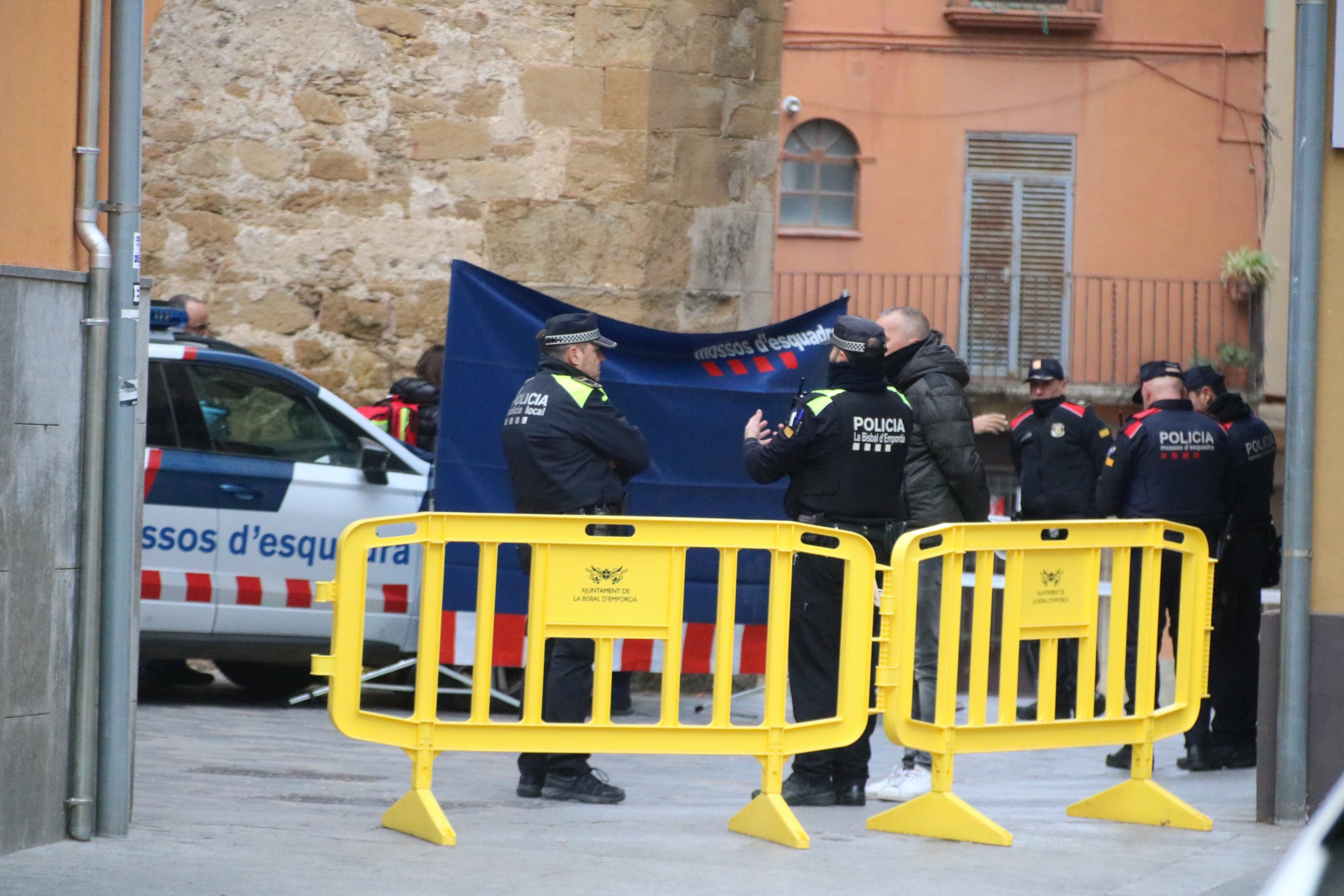 Ampli dispositiu policial per investigar la mort d'un nadó abandonat en una paperera / ACN