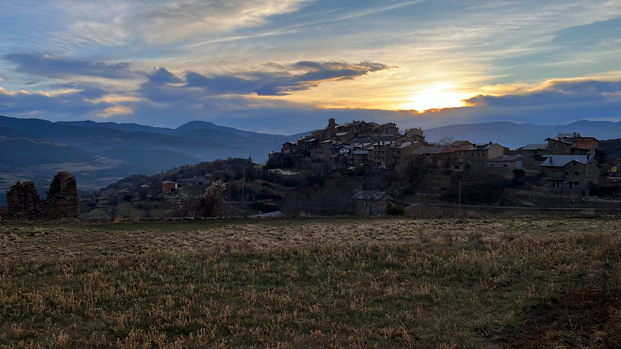 Vista panoràmica d’Estamariu (Alt Urgell) des d’un prat a l’entrada del poble / ACN