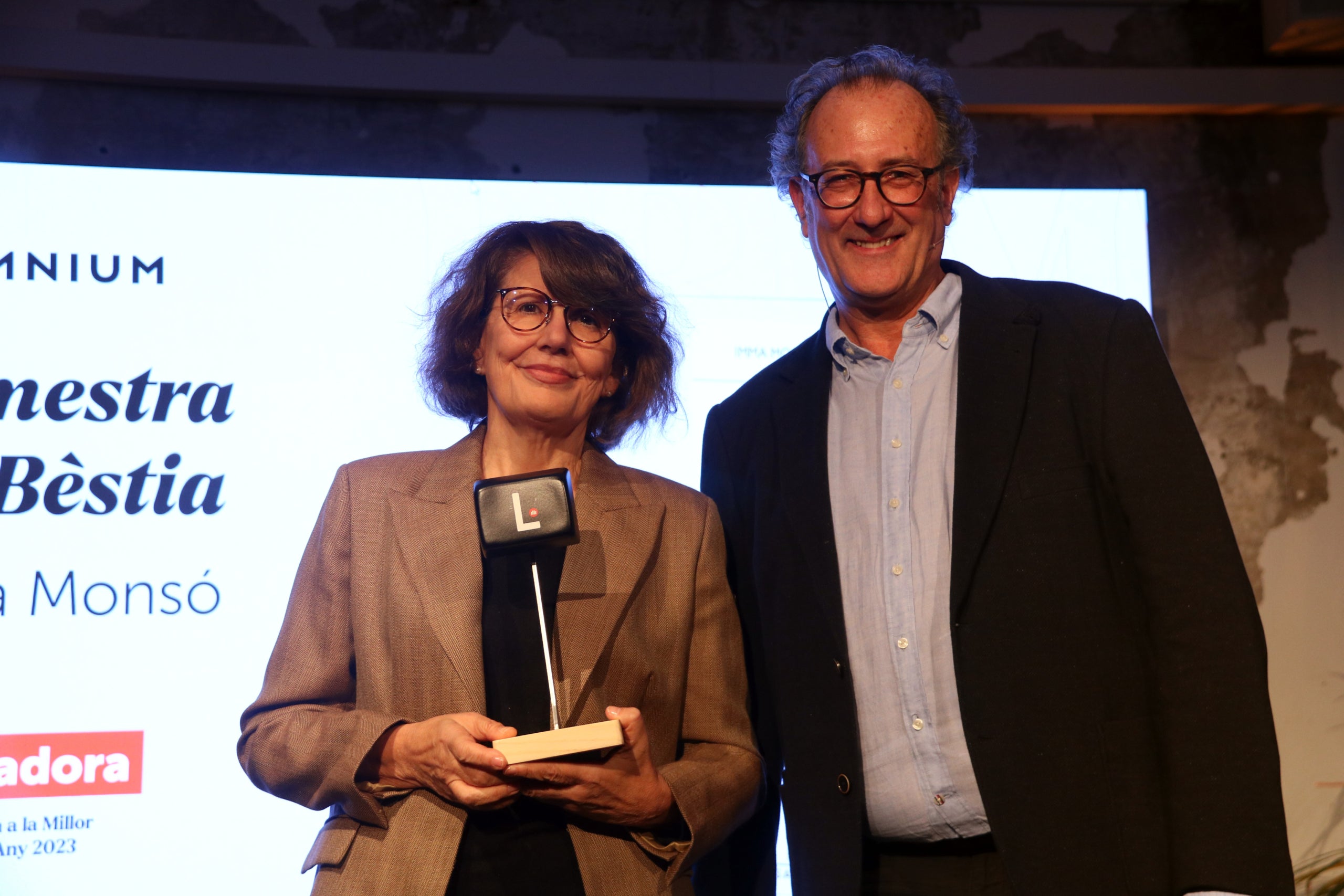 La guanyadora del Premi Òmnium, Imma Monsó, i el president d'Òmnium, Xavier Antich / ACN