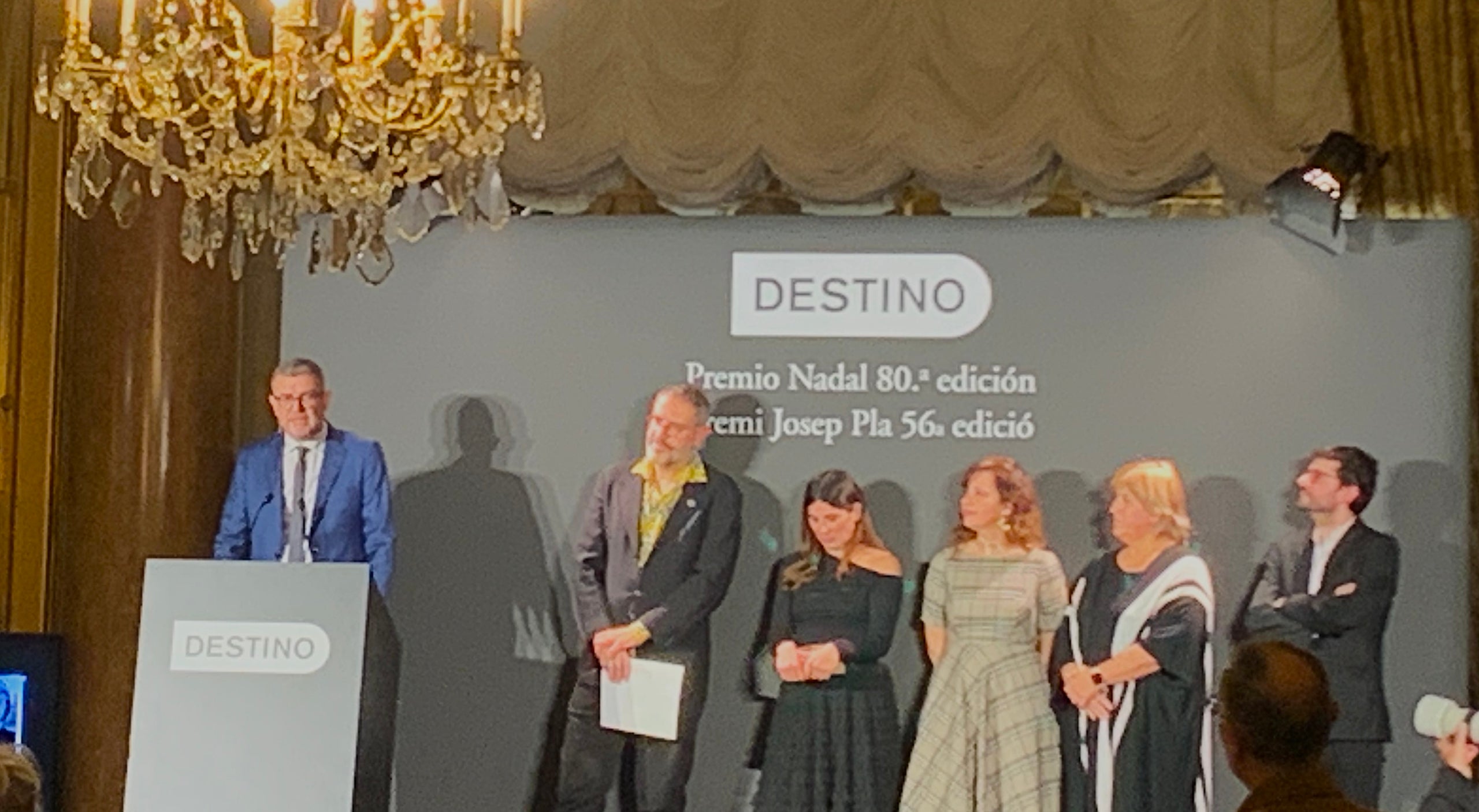 Jaume Clotet, en el moment de rebre el premi Josep Pla / S.B.