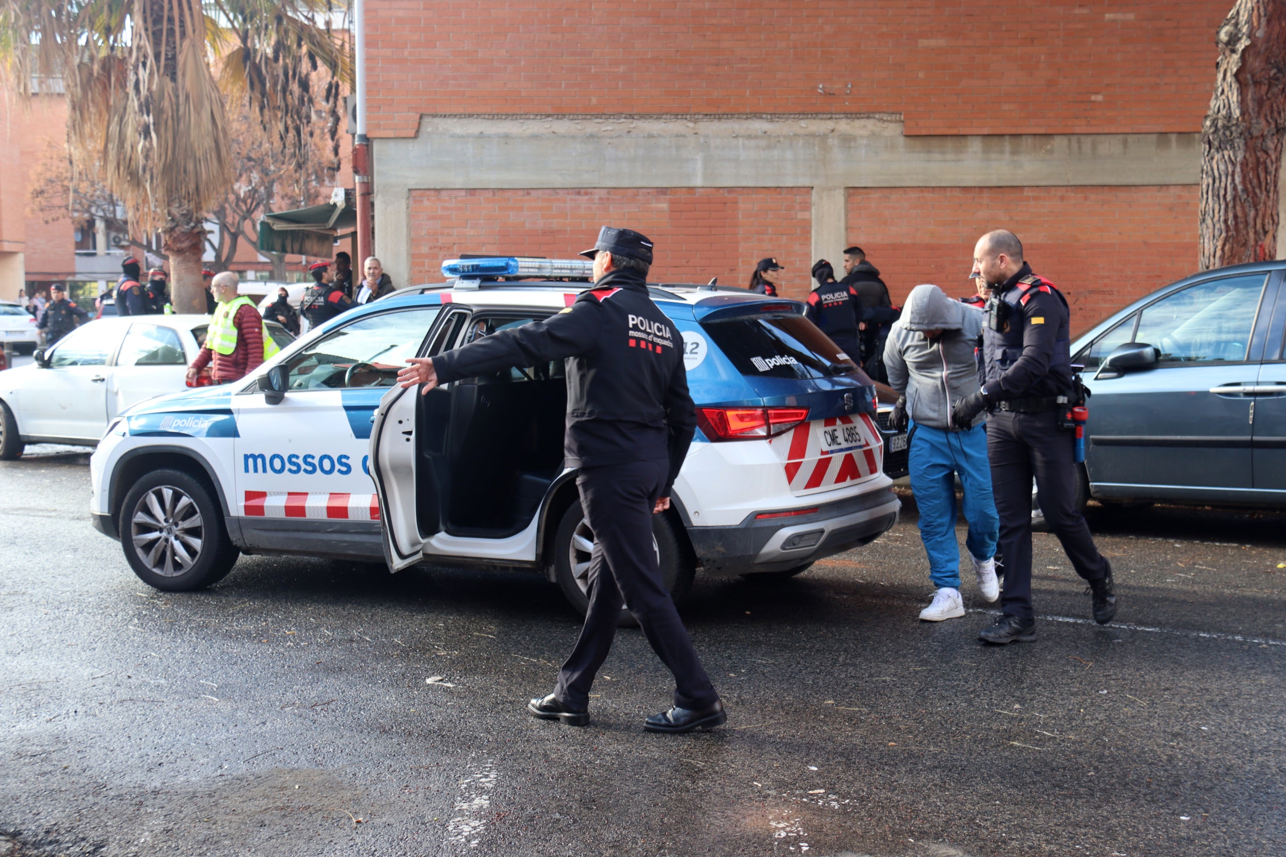 Un dels quatre detinguts durant l'operatiu dels Mossos al barri de Sant Josep Obrer de Reus d'aquest dimecres / Neus Bertila (ACN)