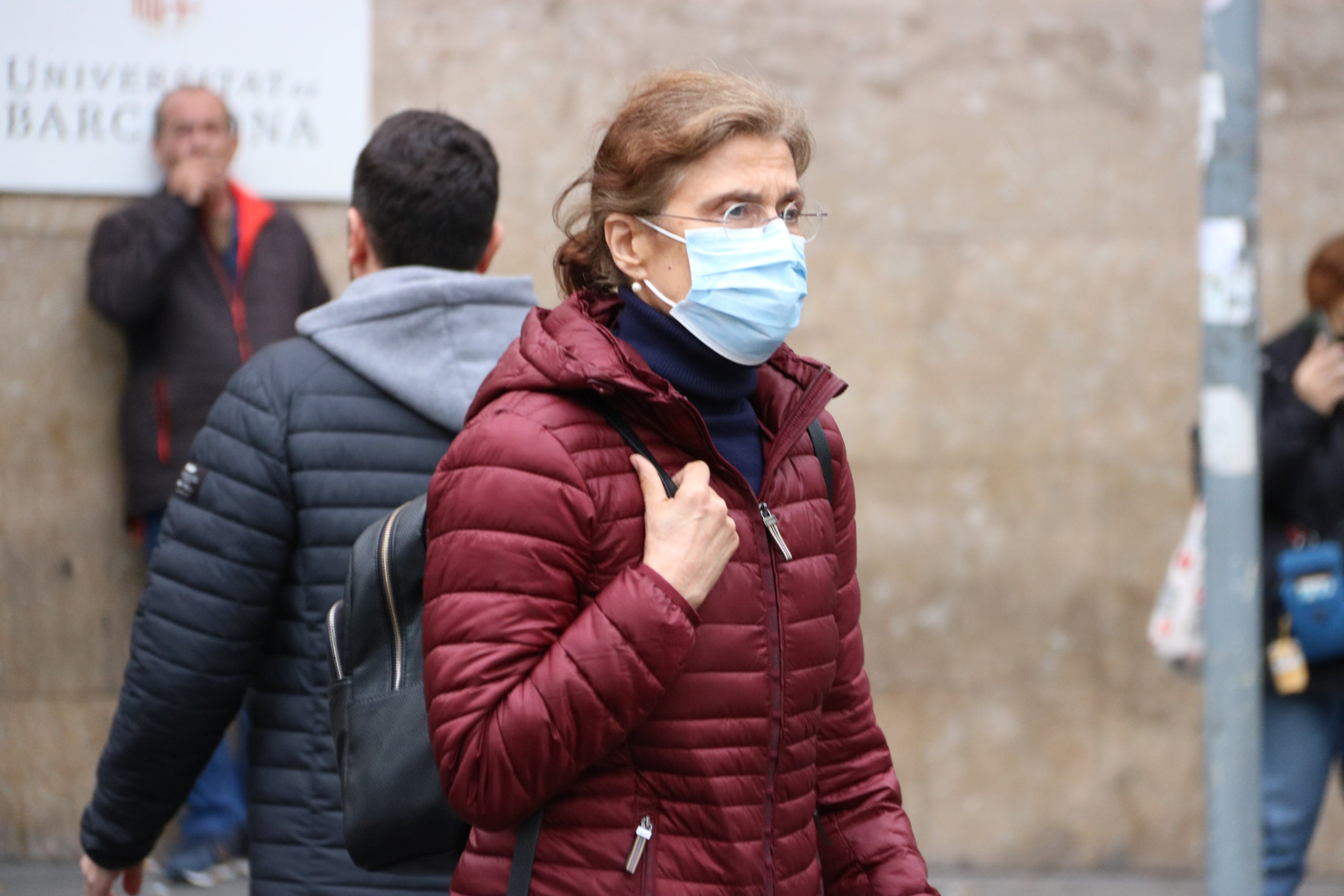 Una senyora amb mascareta a la sortida de l'Hospital Clínic de Barcelona / ACN