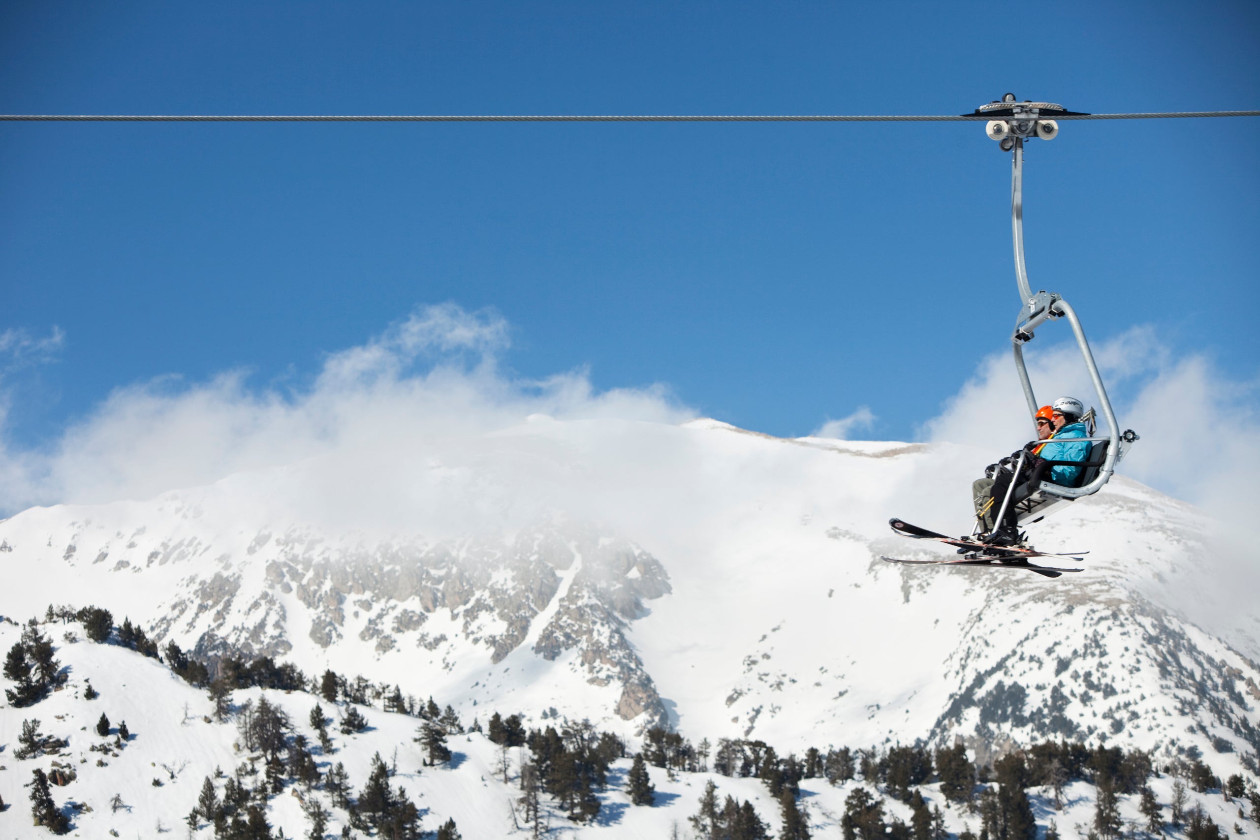 Esquiadors d'esquí alpí en un telecadira. Espot. Pallars Sobirà / Oriol Clavera / Patronat de Turisme de les Terres de Lleida