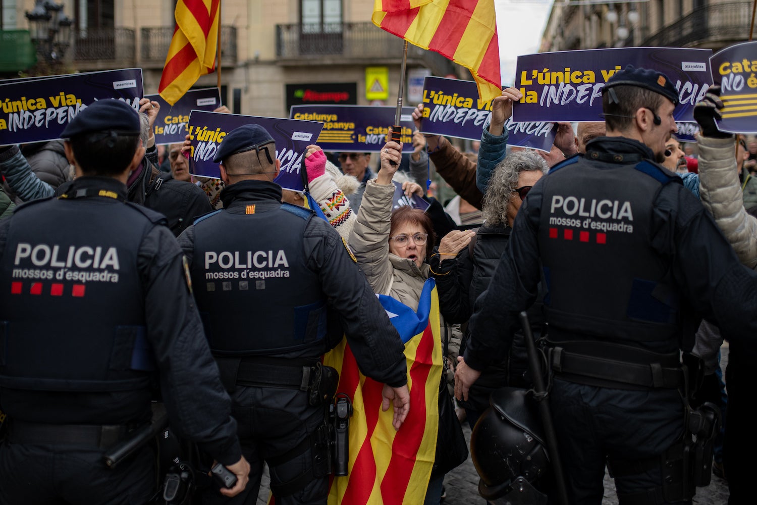 Agents dels Mossos d'Esquadra durant una protesta de l'ANC als voltants del Palau de la Generalitat, el 21 de desembre de 2023 passat amb motiu de la reunió entre Pere Aragonès i Pedro Sánchez / Europa Press