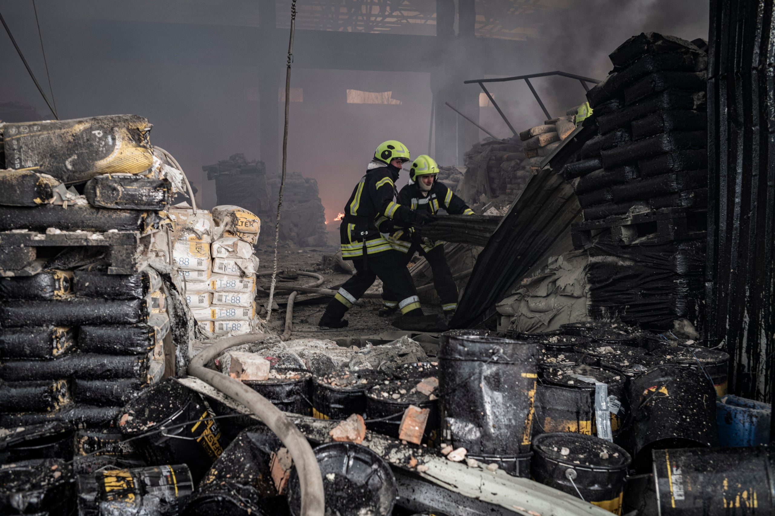El cos de bombers ucraïnesos entre les restes d'un bombardeig rus a Kíiv / EP