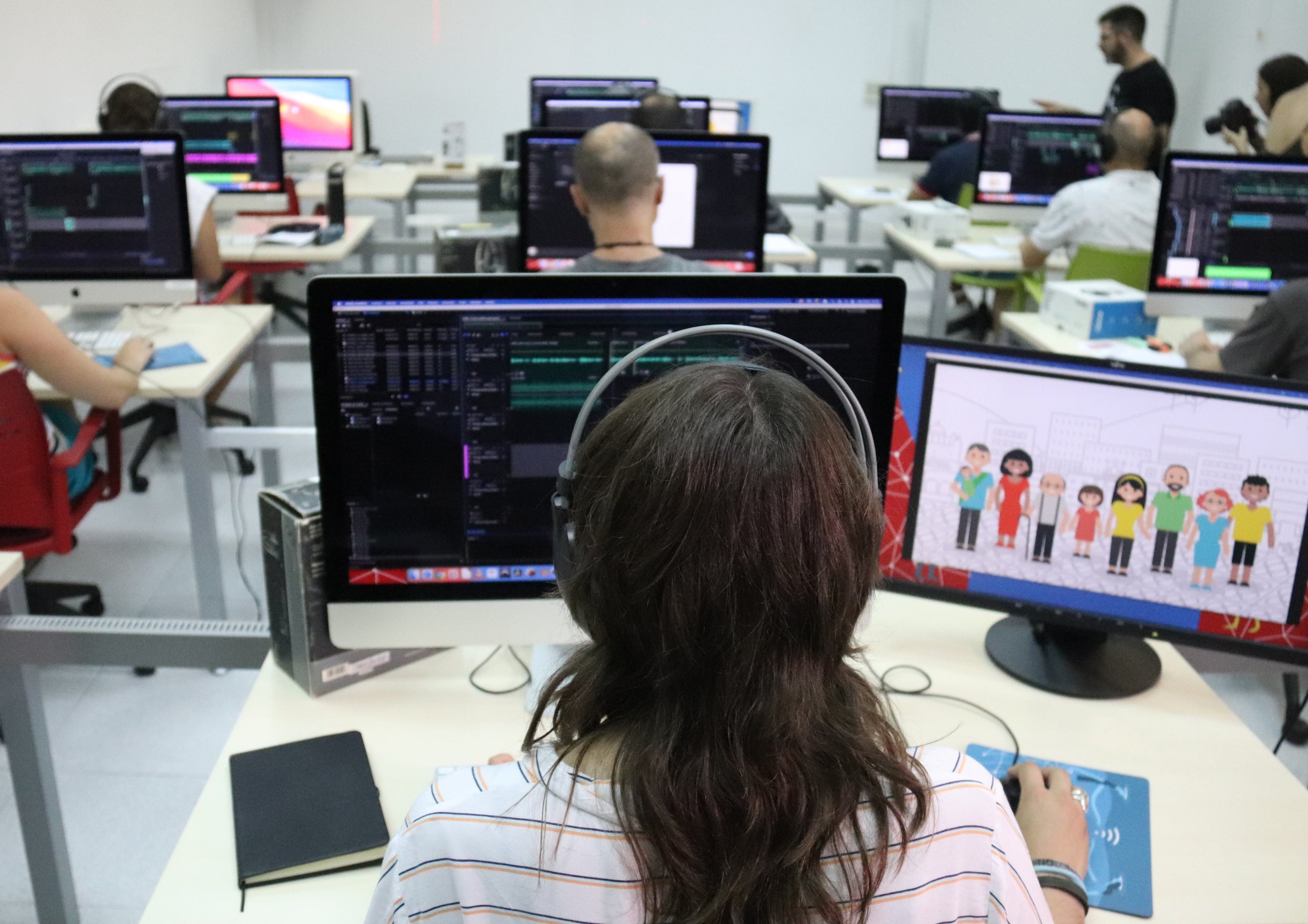 Una estudiant del CIFO de l'Hospitalet fent un curs sobre edició de so mirant una pantalla / ACN