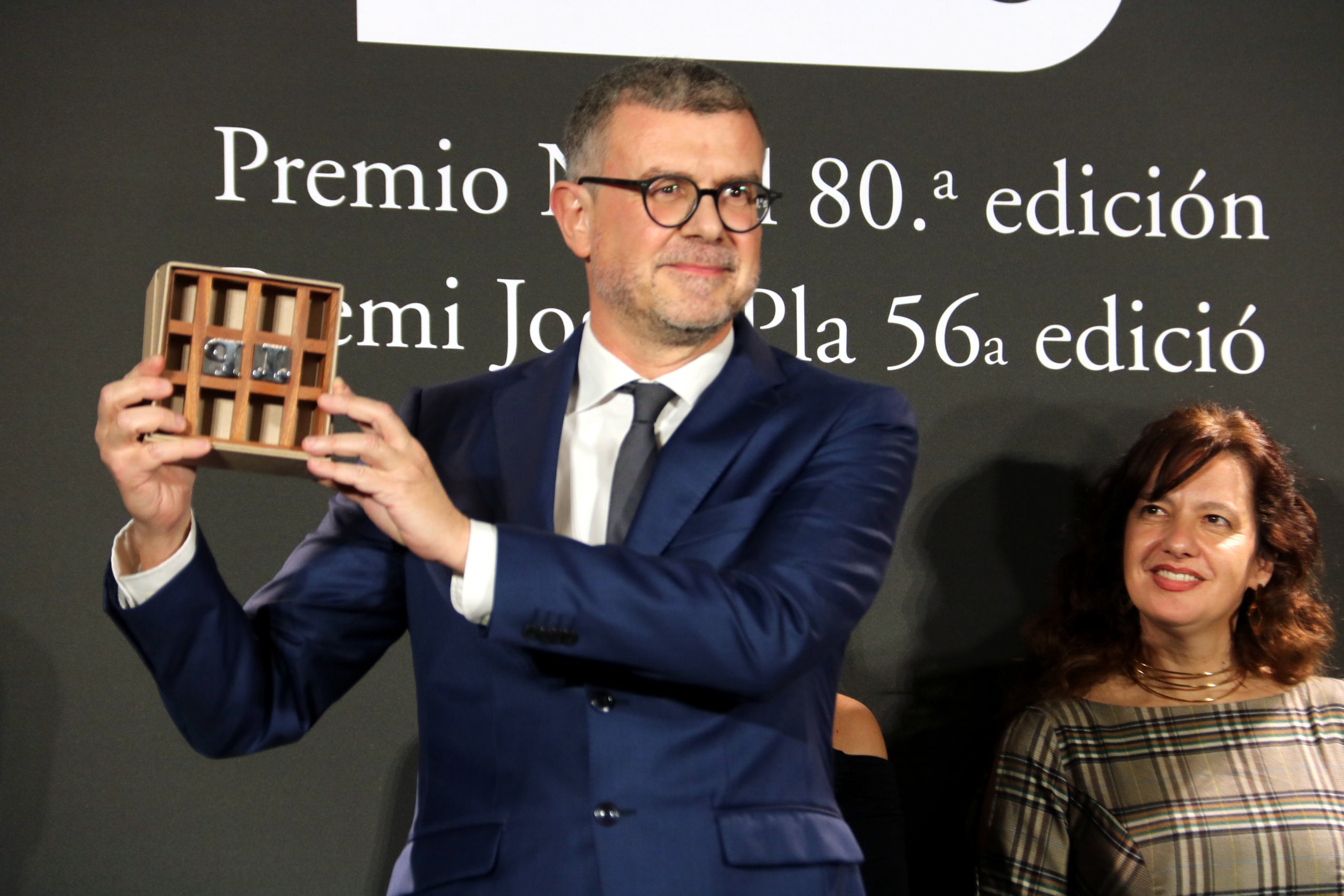 Jaume Clotet, autor de 'La germandat de l'àngel caigut', recogiendo el premio Josep Pla / ACN