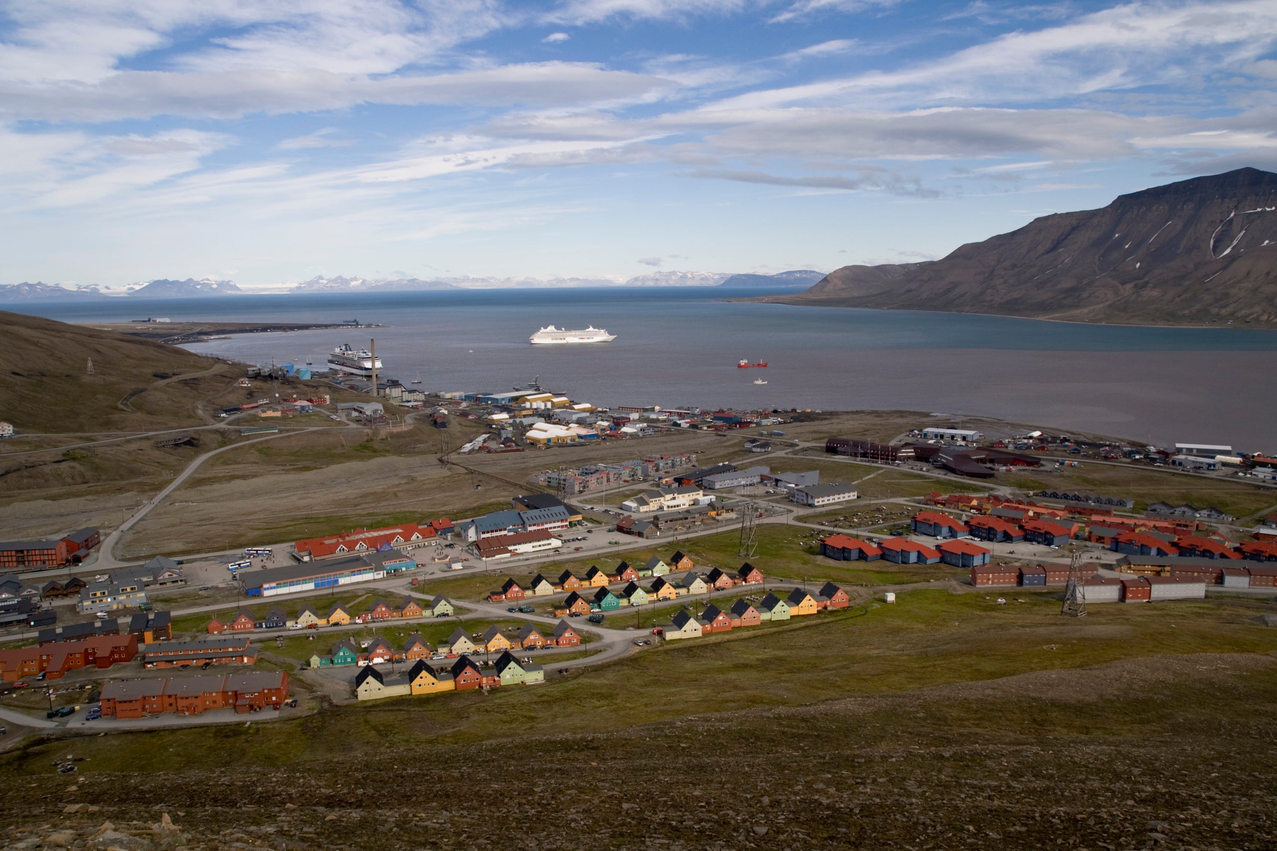 Vista aèria de la ciutat de Longyearbyen, a l'arxipèlag noruec d'Svalbard / Hylgeriak - Wikimedia (CC BY-SA 3.0)