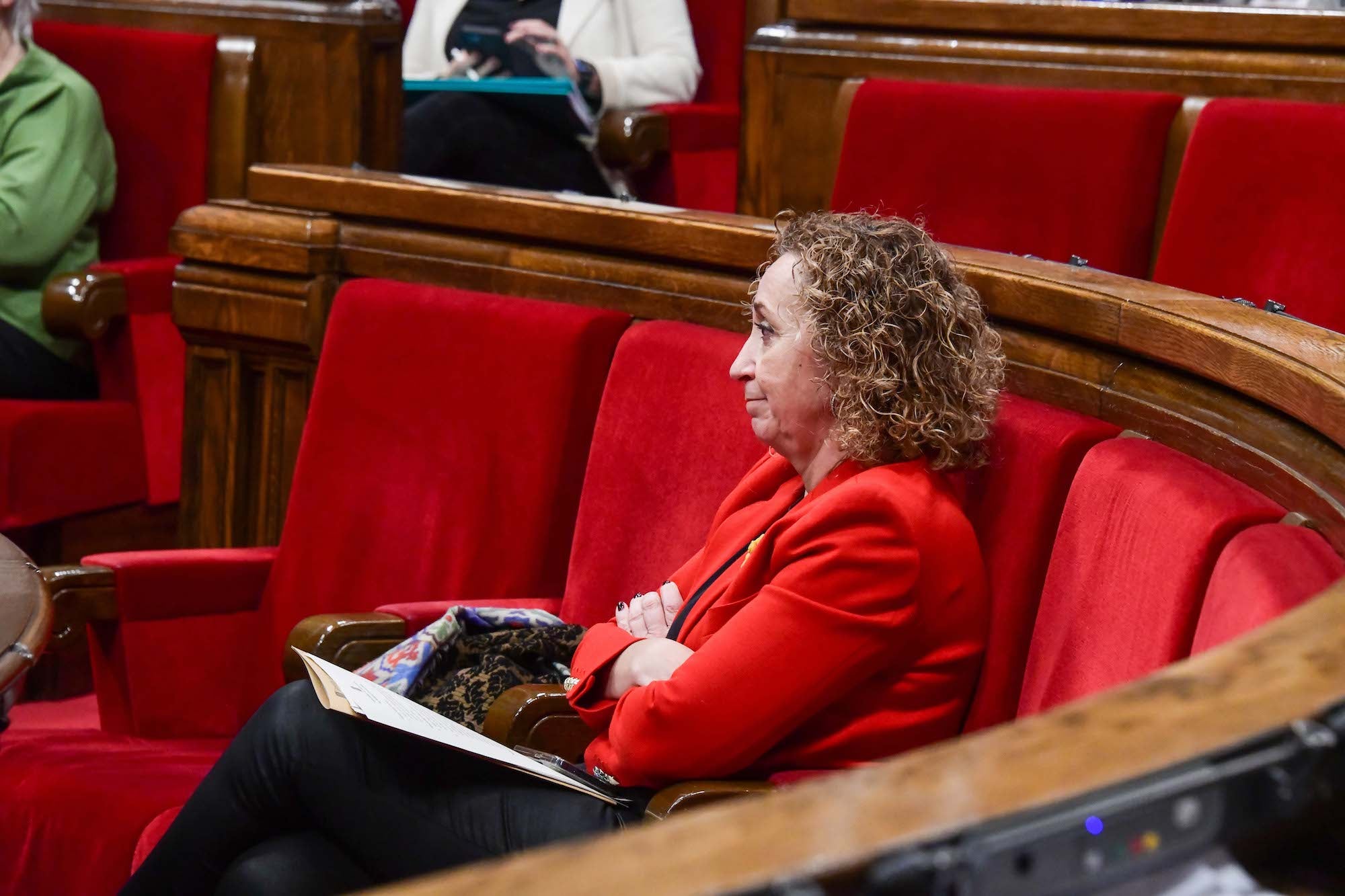 Ester Capella para l'orella en la bancada del Govern al Parlament/Parlament