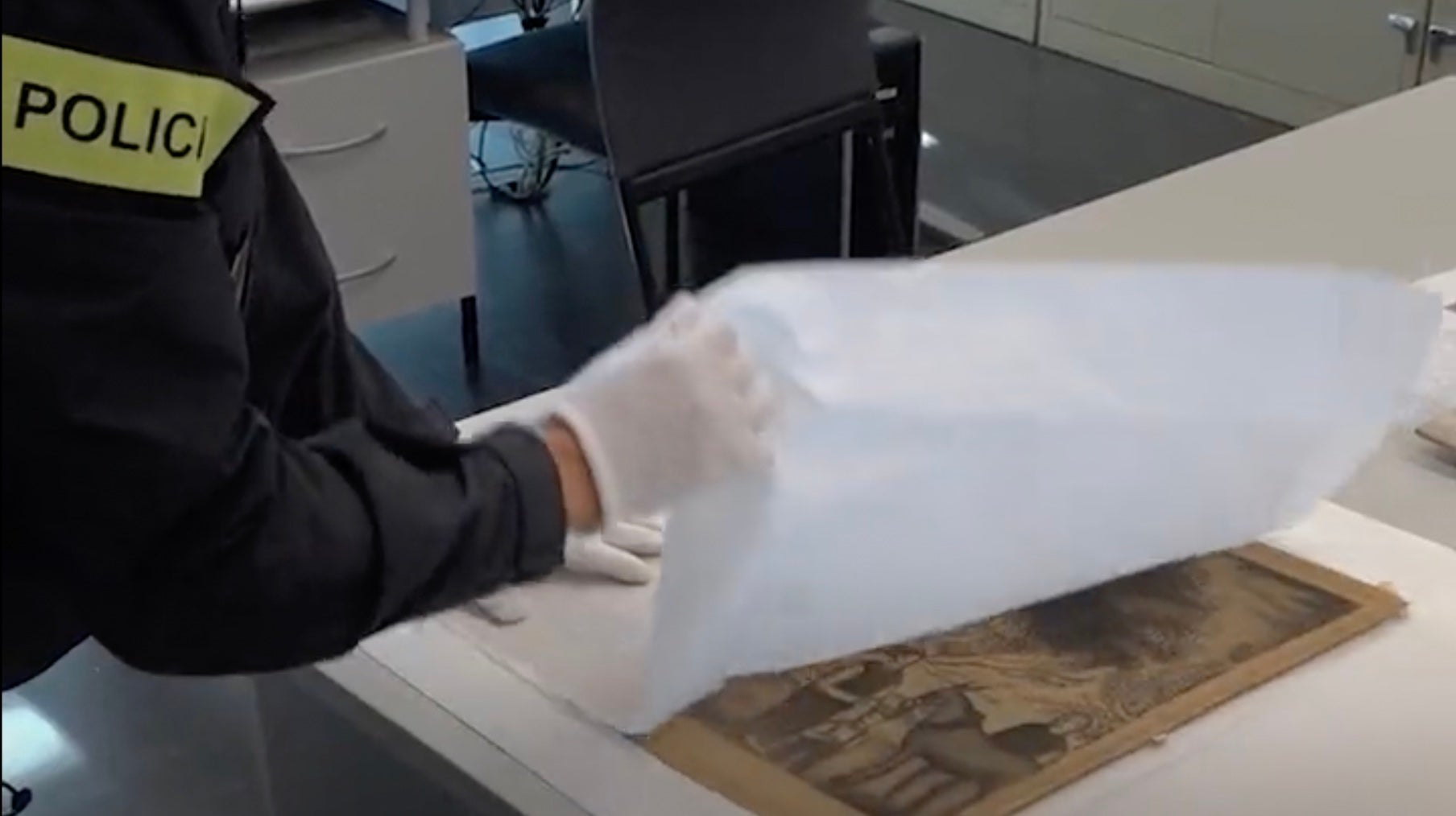 Un dels investigadors de la Unitat de Patrimoni Històric dels Mossos, en l'entrada i escorcoll d'un domicili on s'hi trobaven peces i obres d'art robades/Mossos