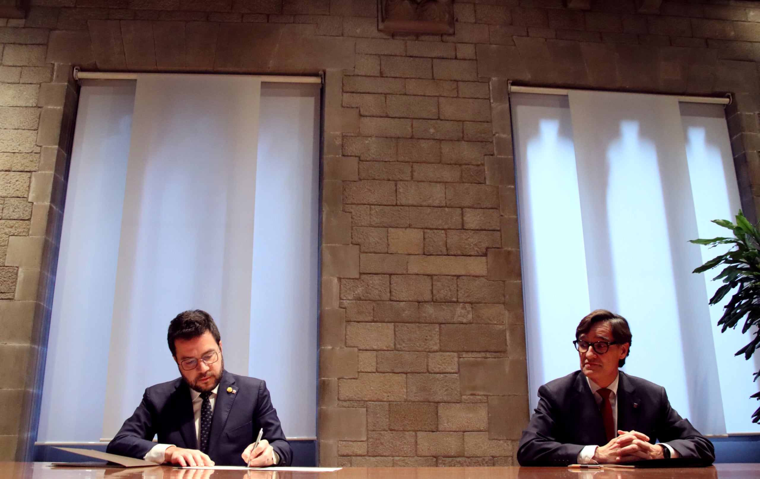 El president de la Generalitat, Pere Aragonès, firmant l'acord amb el primer secretari del PSC, Salvador Illa, per l'aprovació dels pressupostos del Govern del 2023 a la Sala de Diputats del Palau de la Generalitat | Natàlia Segura 