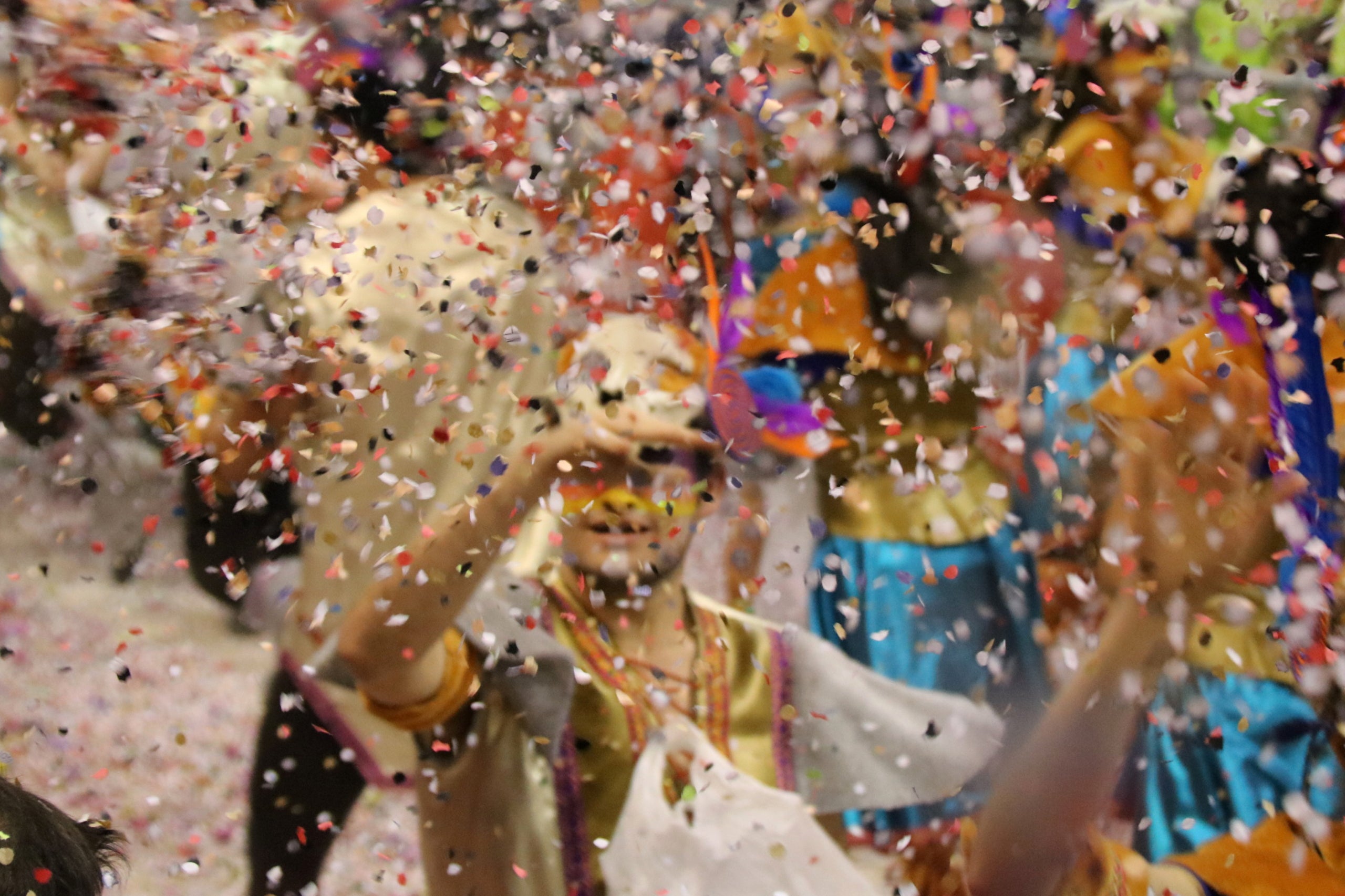 Pluja de confeti durant la rua de l'Extermini del Carnaval de Sitges / ACN