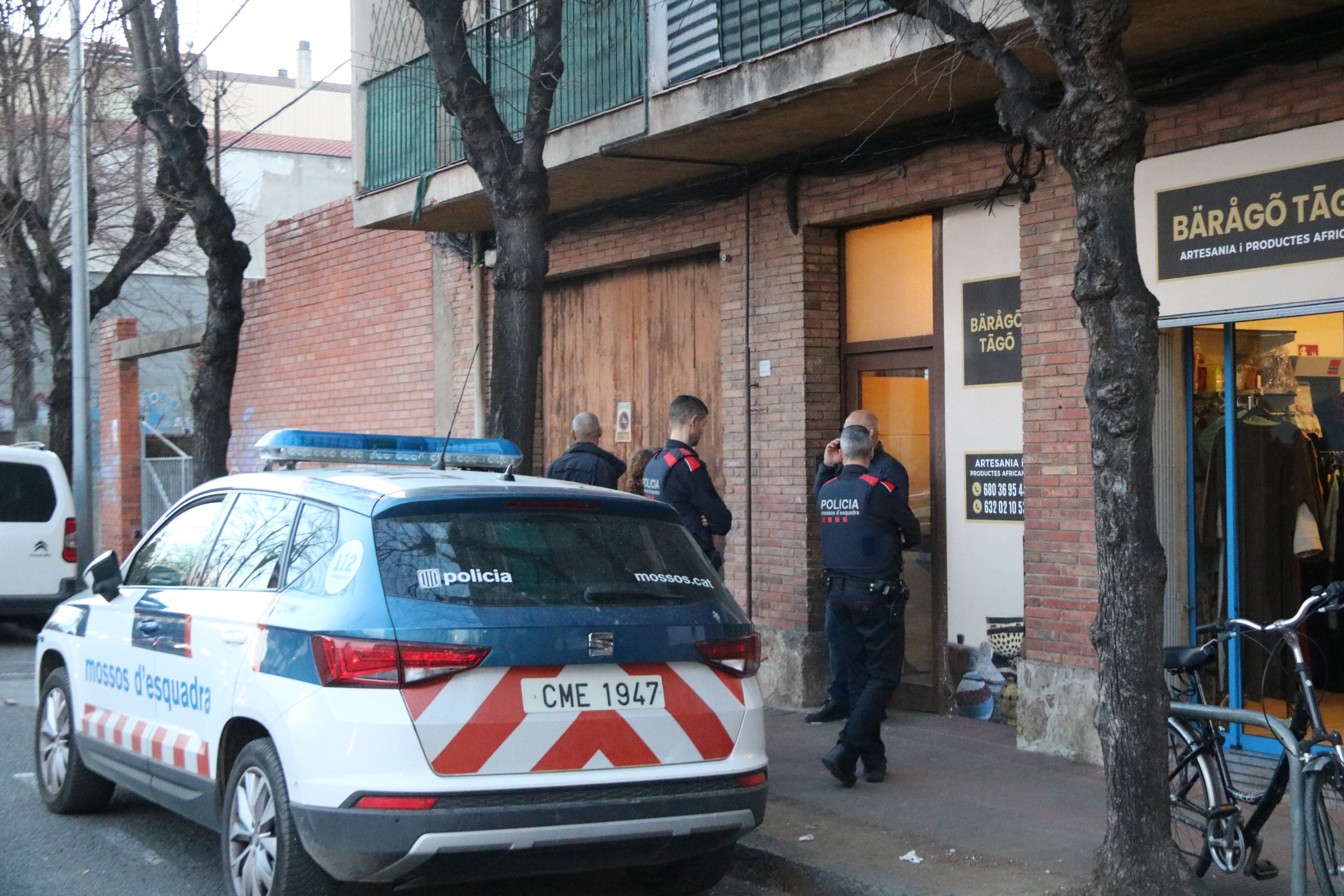 Imatge d'arxiu d'una patrulla dels Mossos d'Esquadra davant d'un edifici / ACN