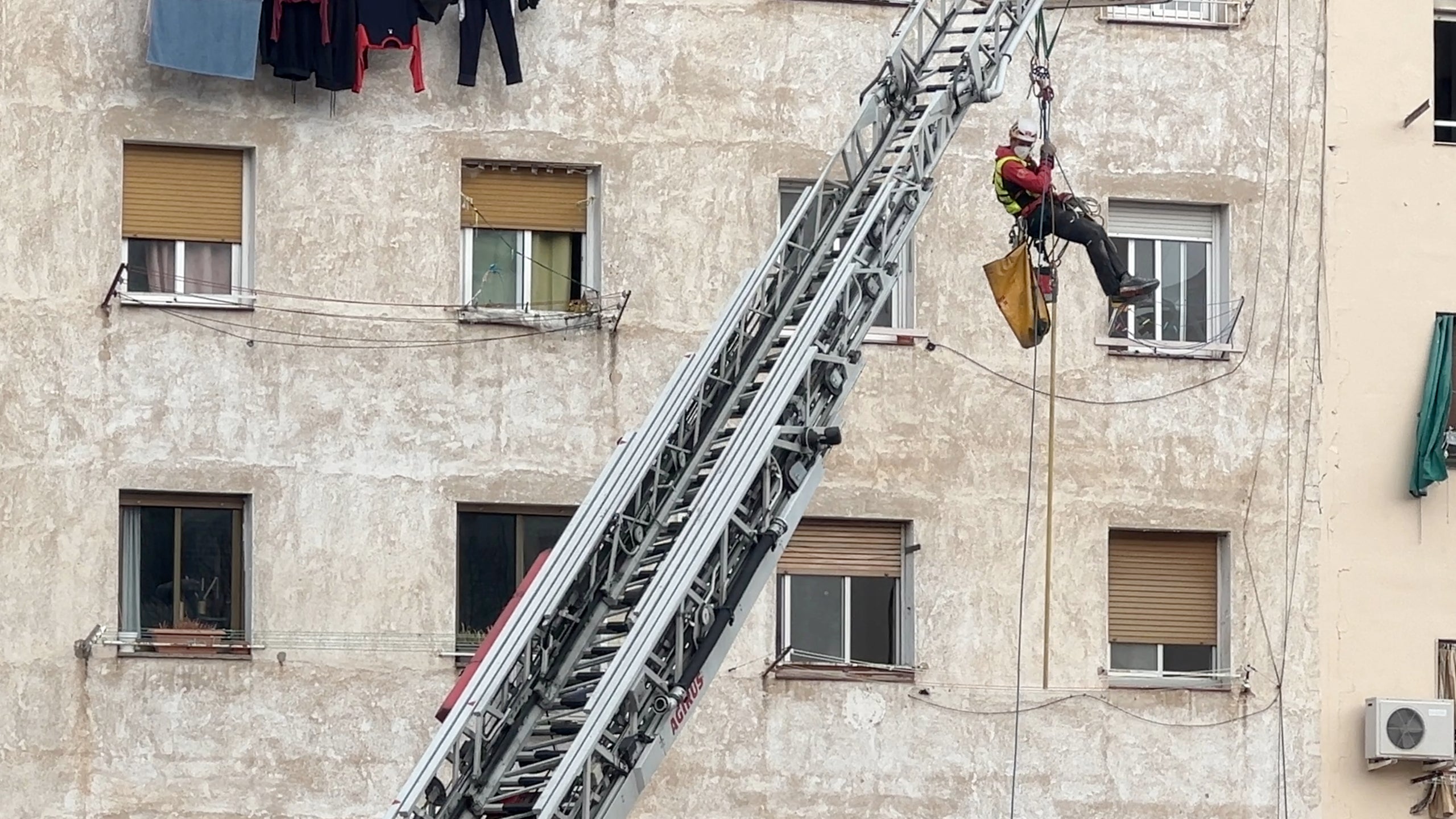 Els Bombers treballen a l'edifici esfondrat parcialment a Badalona / ACN
