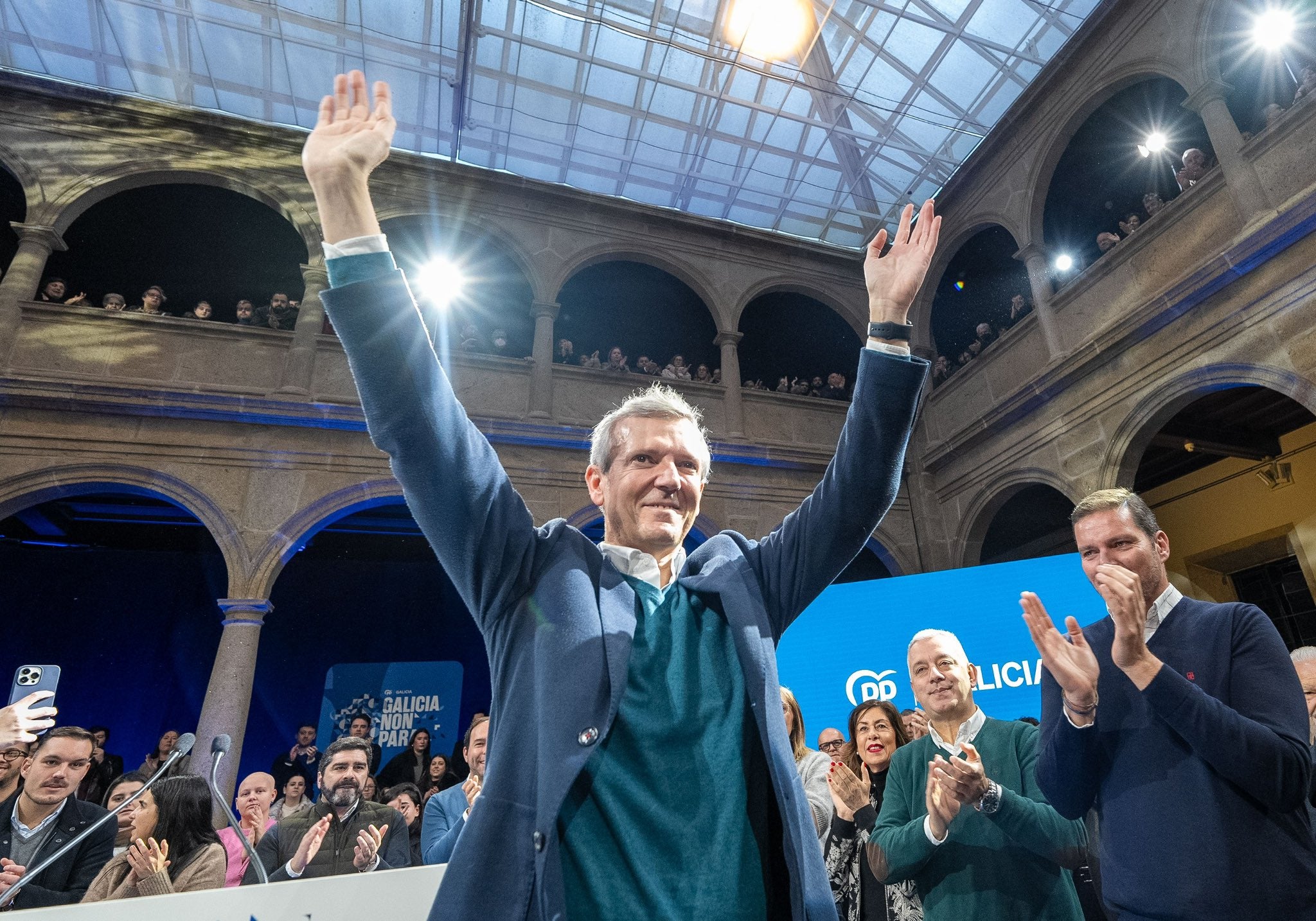 El president de la Xunta i candidat del PP, Alfonso Rueda, celebra el triomf a les eleccions de Galícia / ACN