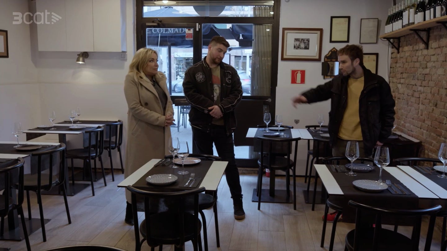 Al primero restaurando le falta espacio entre las mesas - TV3