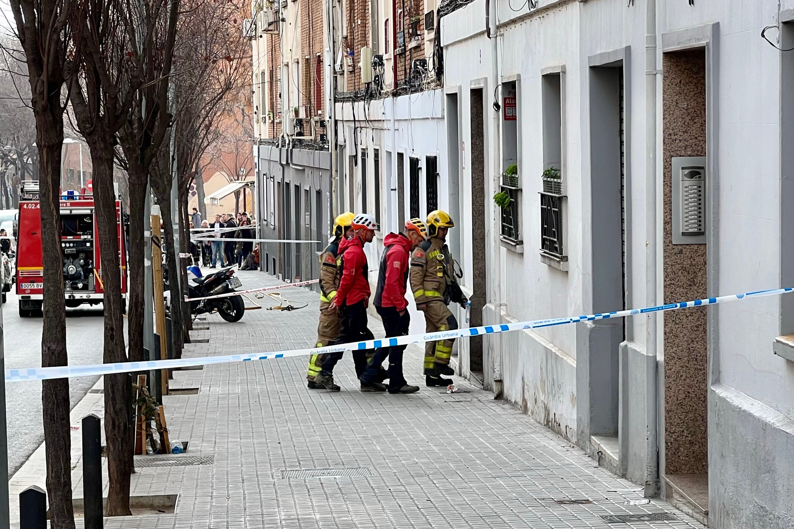 Els Bombers revisen els edificis afectats del carrer Canigó de Badalona / ACN