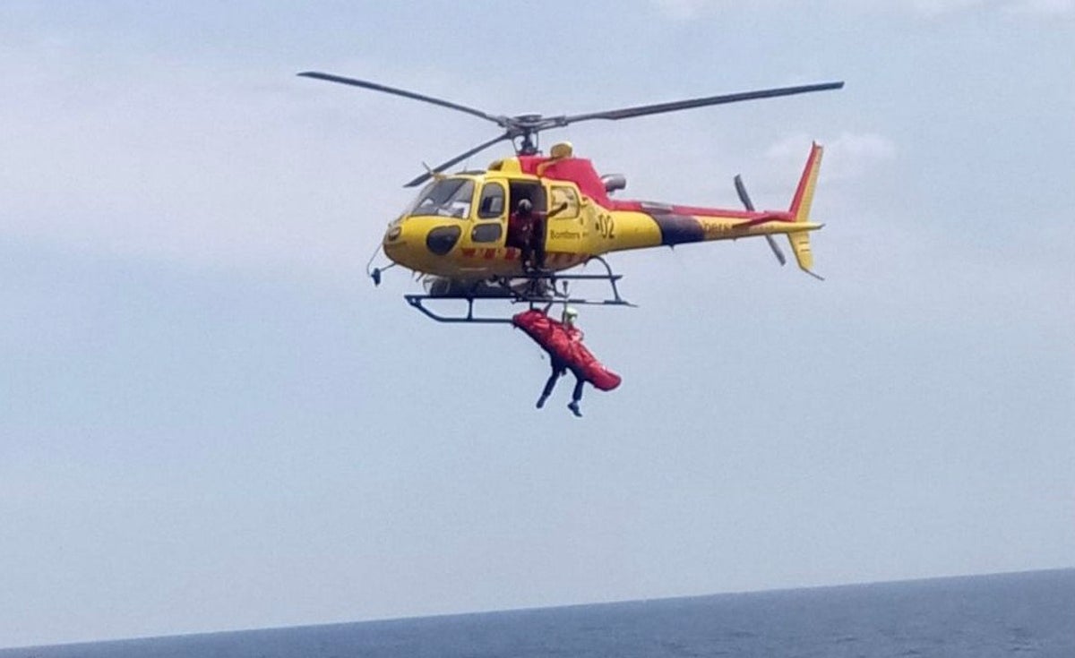 Un helicòpter fent un rescat, en una imatge d’arxiu / Bombers
