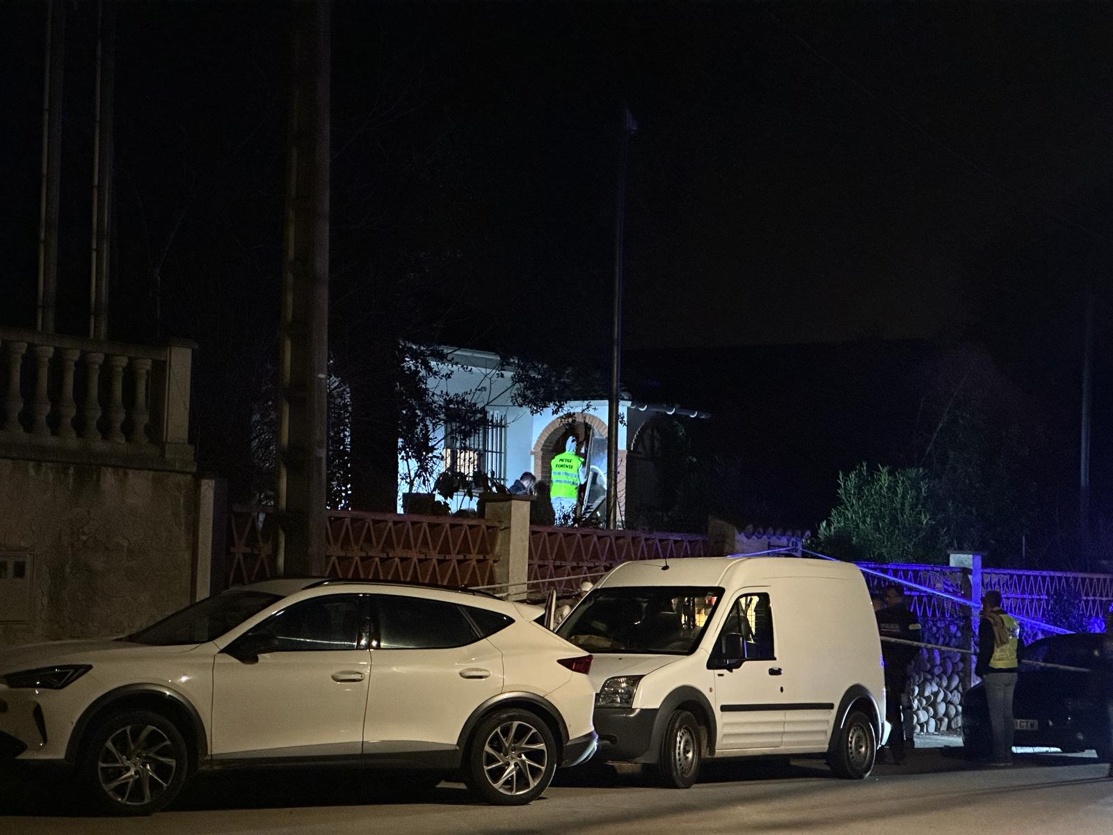 Agents dels Mossos d'Esquadra en el domicili on es va produir el tiroteig / ACN (Gerard Vilà)