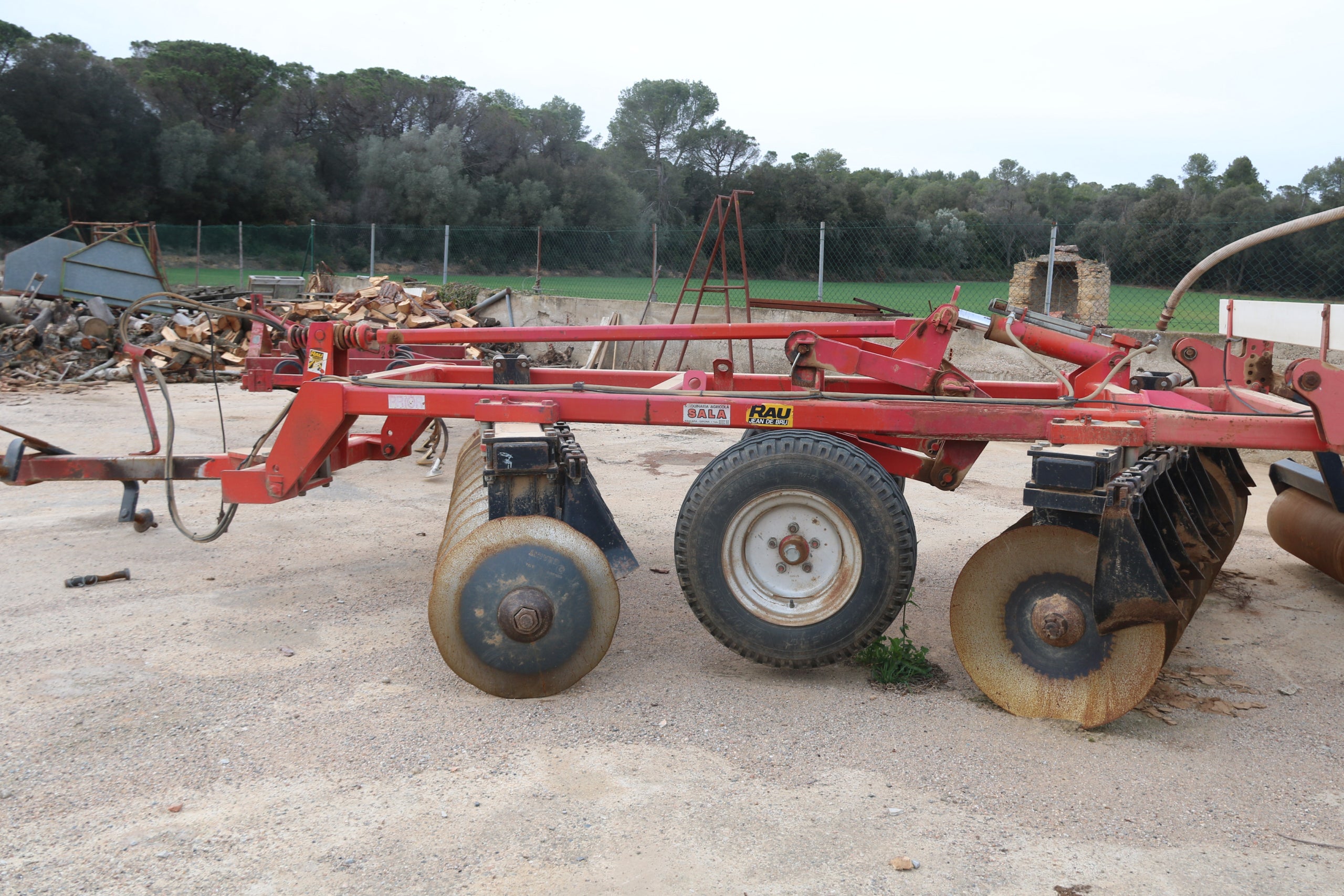 Imatge d'arxiu de material per a llaurar la terra en una finca de l'Empordà / ACN