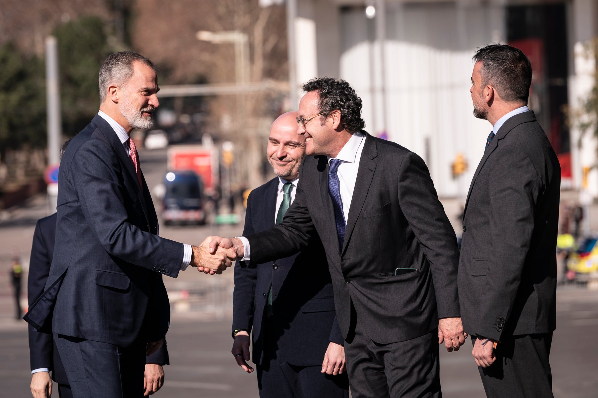 El fiscal general de l'Estat, Álvaro García Ortiz, saluda Felip de Borbó en la cerimònia de lliurament dels despatxos als nous jutges la setmana passada a Barcelona/Mireia Comas