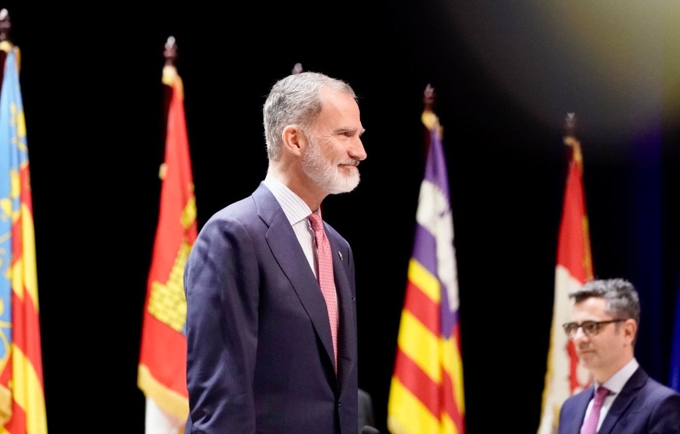 Felip de Borbó en el lliurament de despatxos als nous jutges amb la mirada amatent del ministre de Justícia Félix Bolaños/ Mireia Comas