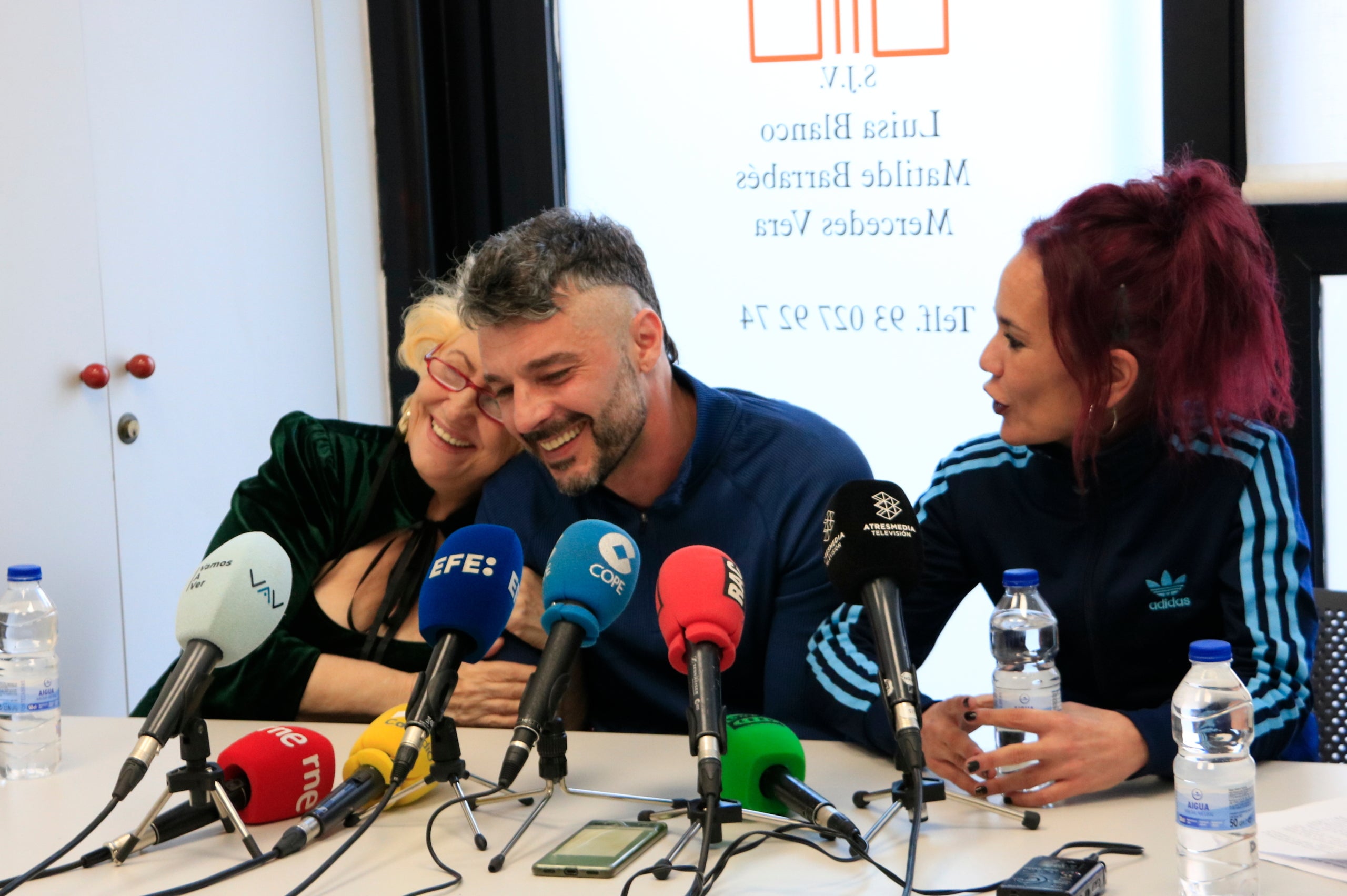 La presidenta de l'associació El Defensor del Pacient, Carmen Flores, fa un gest afectuós cap als pares del Luca | Laura Fíguls (ACN)
