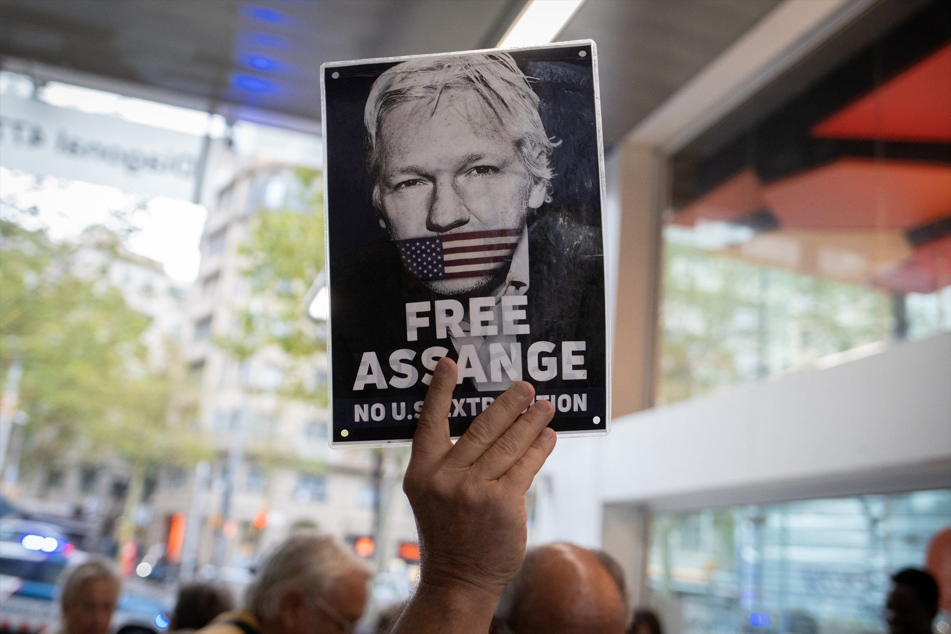 Imatge d'un cartell de suport a Julian Assange en una manifestació a Barcelona / David Zorrakino - Europa Press