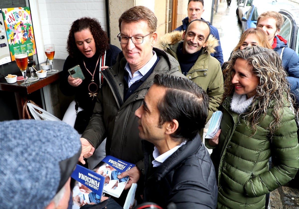 El presidente del PP, Alberto Núñez Feijóo, el alcalde de Ferrol, José Manuel Rey, y la candidata del PPdeG por la provincia de la Coruña, Martina Aneiros, en un acto de campaña este domingo / Raúl Lomba / Europa Press
11/2/2024