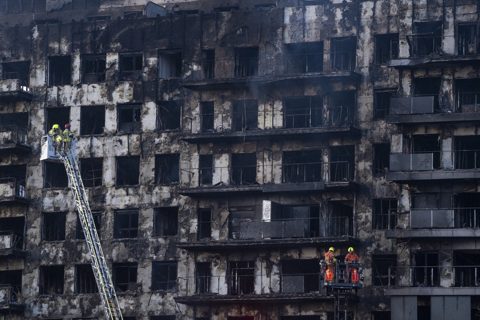 Façana de l'edifici calcinat de València que ha deixat almenys quatre morts / Europa Press