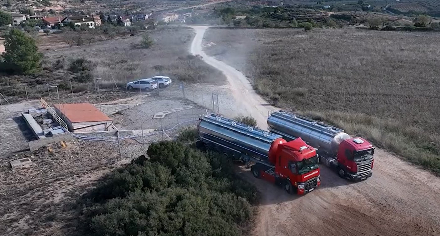 Camions cisterna descarregant aigua al dipòsit de l’Espluga de Francolí. / Foto: ACA