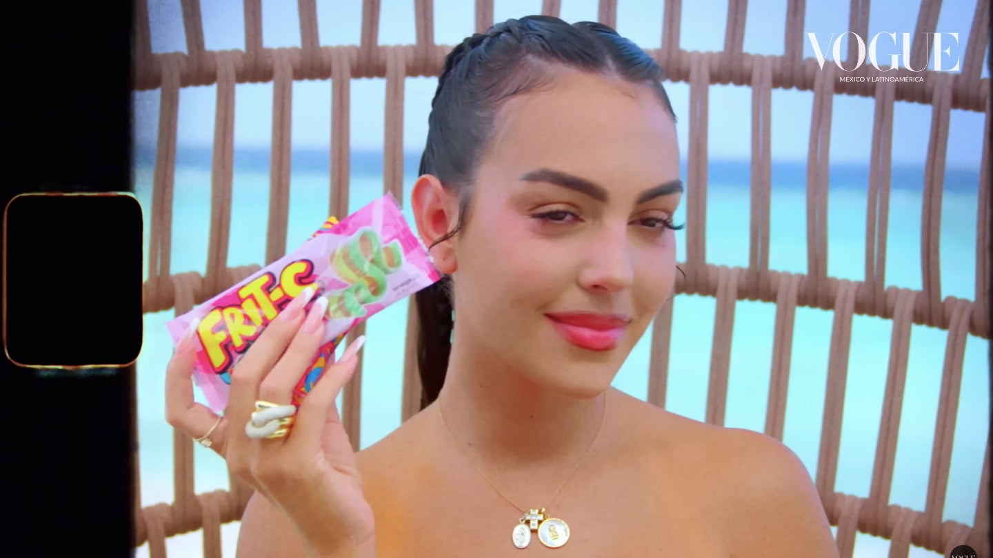 La influencer acostumbra a tener golosinas a la bolsa - YouTube