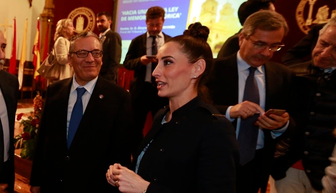 Álvaro Redondo, con ojeras mira sonriendo con una colega en un encuentro jurídico/Jesús Hellín, Europa Press