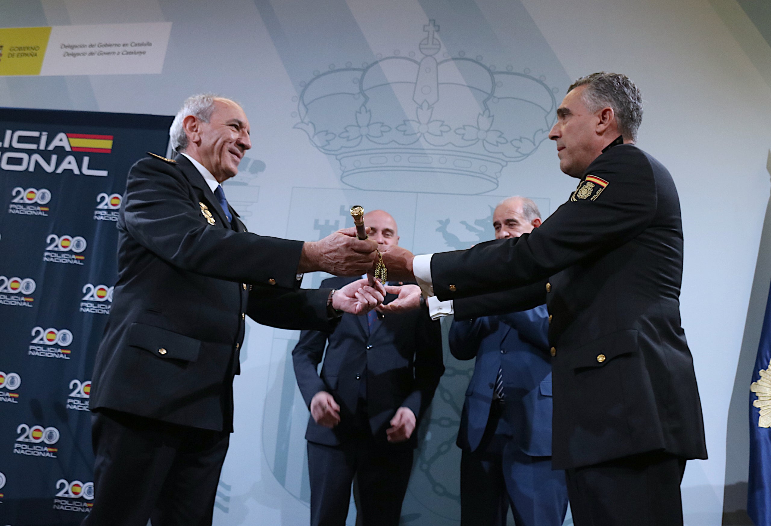 Manuel Rodríguez, nou cap superior de la Policia Nacional a Catalunya rep la bara de la mà del director adjunt operatiu, José Ángel González/ Norma Vidal-ACN