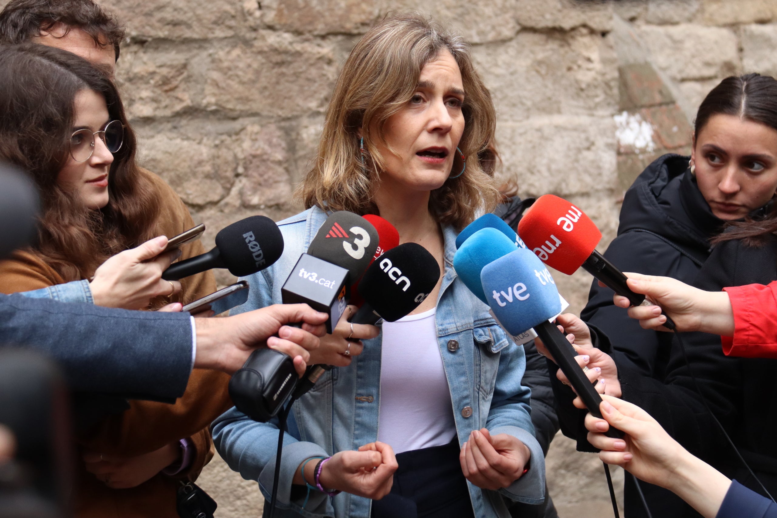 La líder i candidata dels comuns al 12-M, Jéssica Albiach, en una atenció als mitjans / ACN