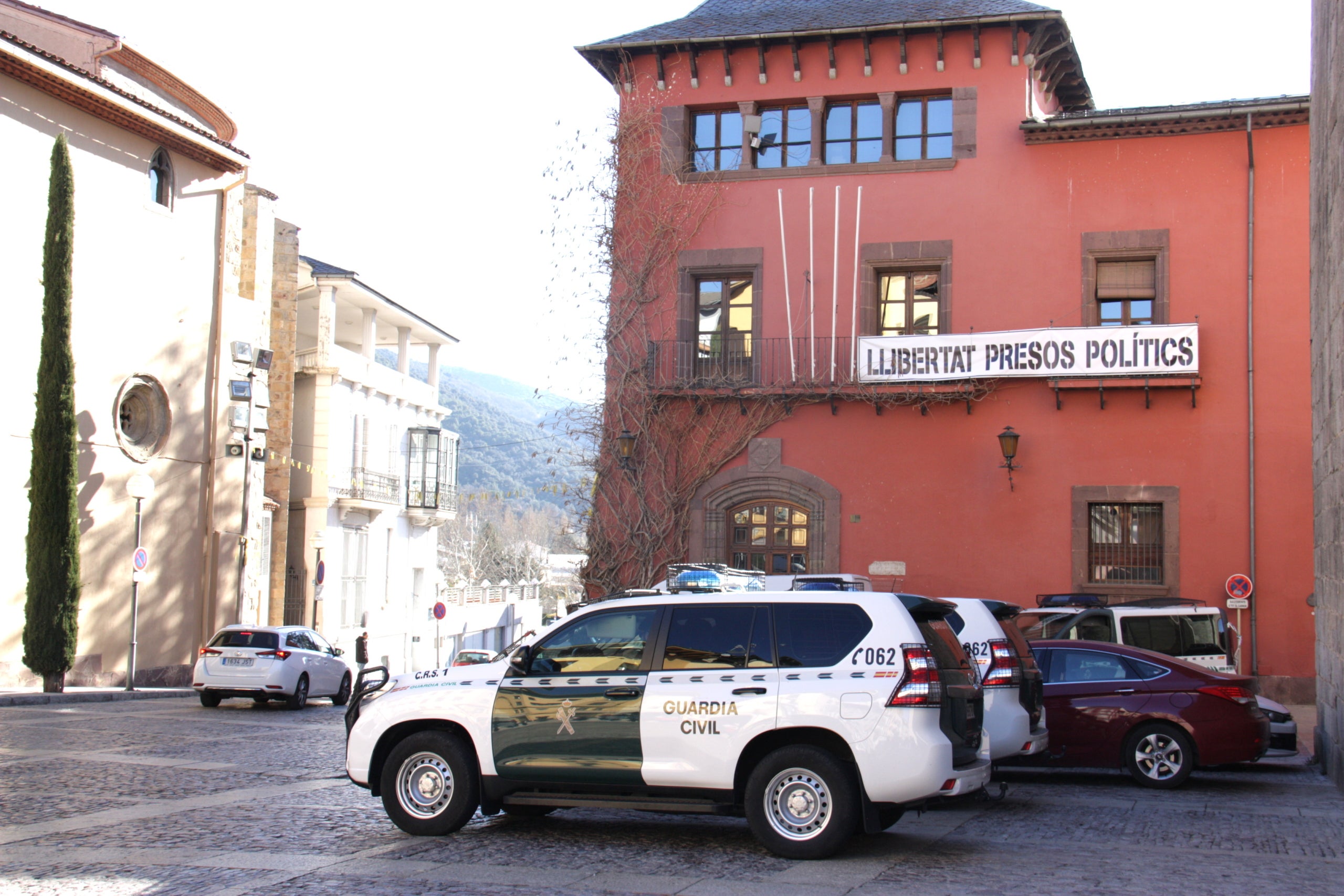 Pla general on es veu un vehicle de la Guàrdia Civil davant de la façana de l'Ajuntament de la Seu d'Urgell. Imatge del 28 de març de 2019 /ACN