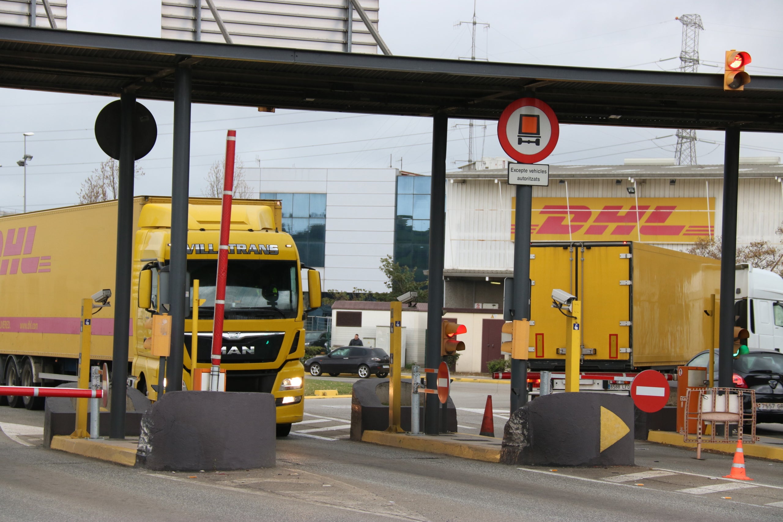 Camions de l'empresa DHL entrant i sortint del CIM Vallès el 16 de març de 2020 / ACN