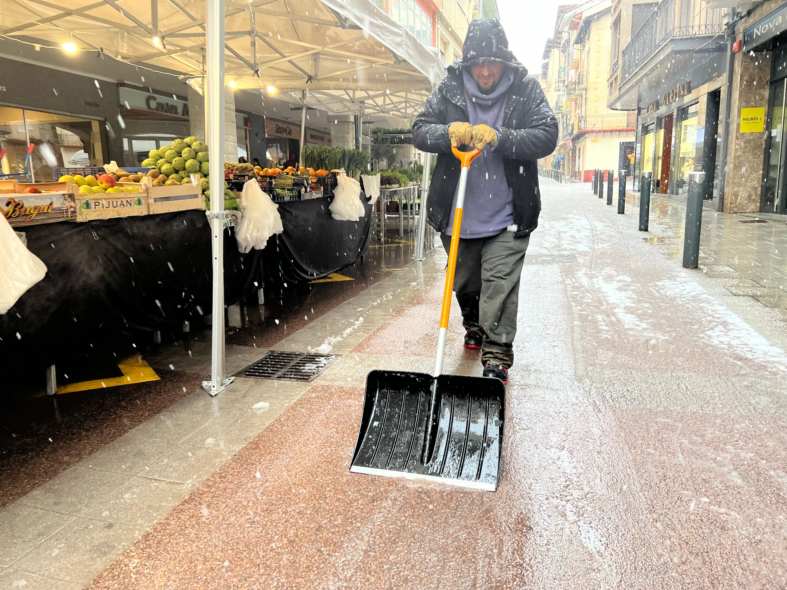 Un operari retirant neu a la Seu d'Urgell / ACN