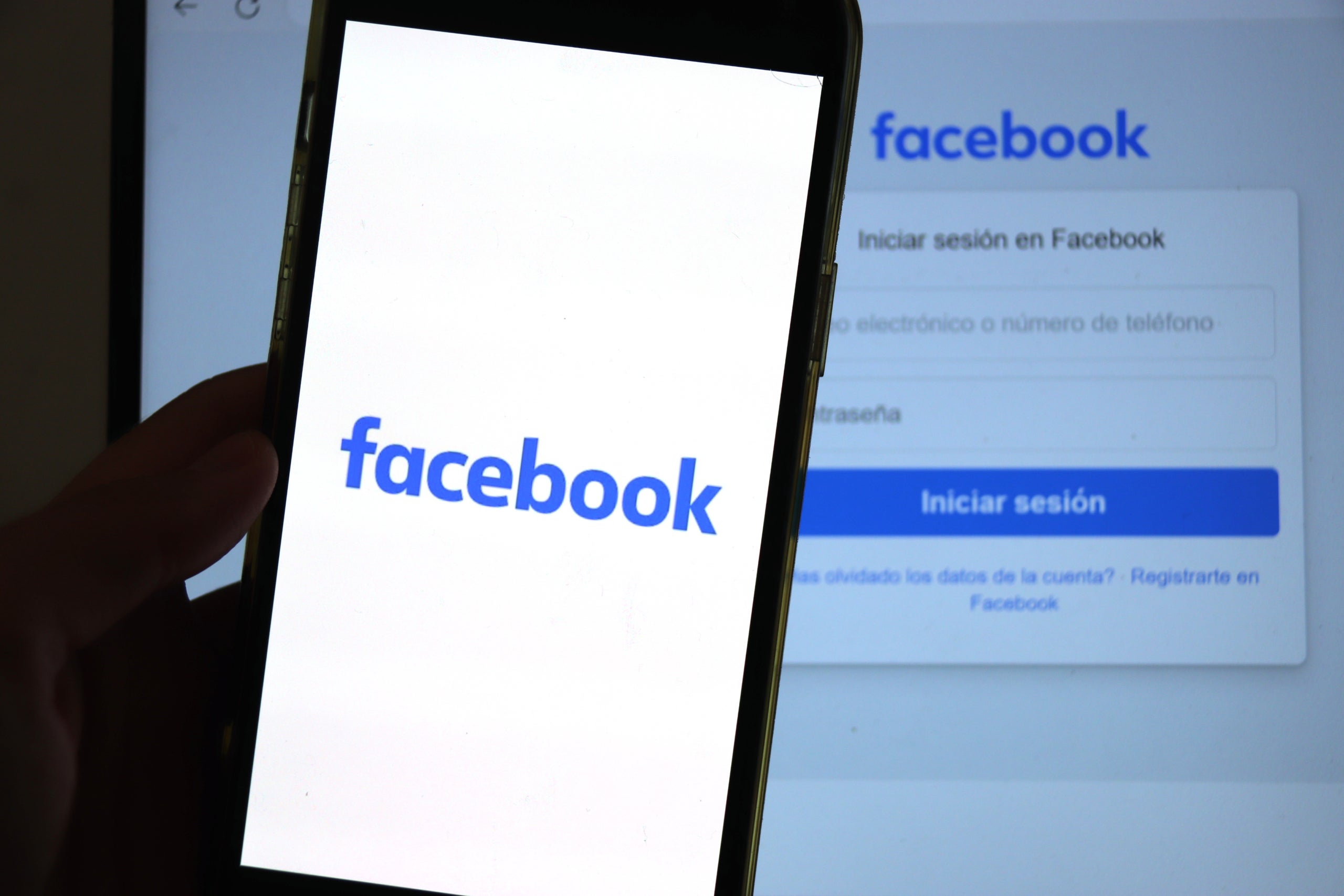 Pantalles amb el logotip de FacebooK | ACN