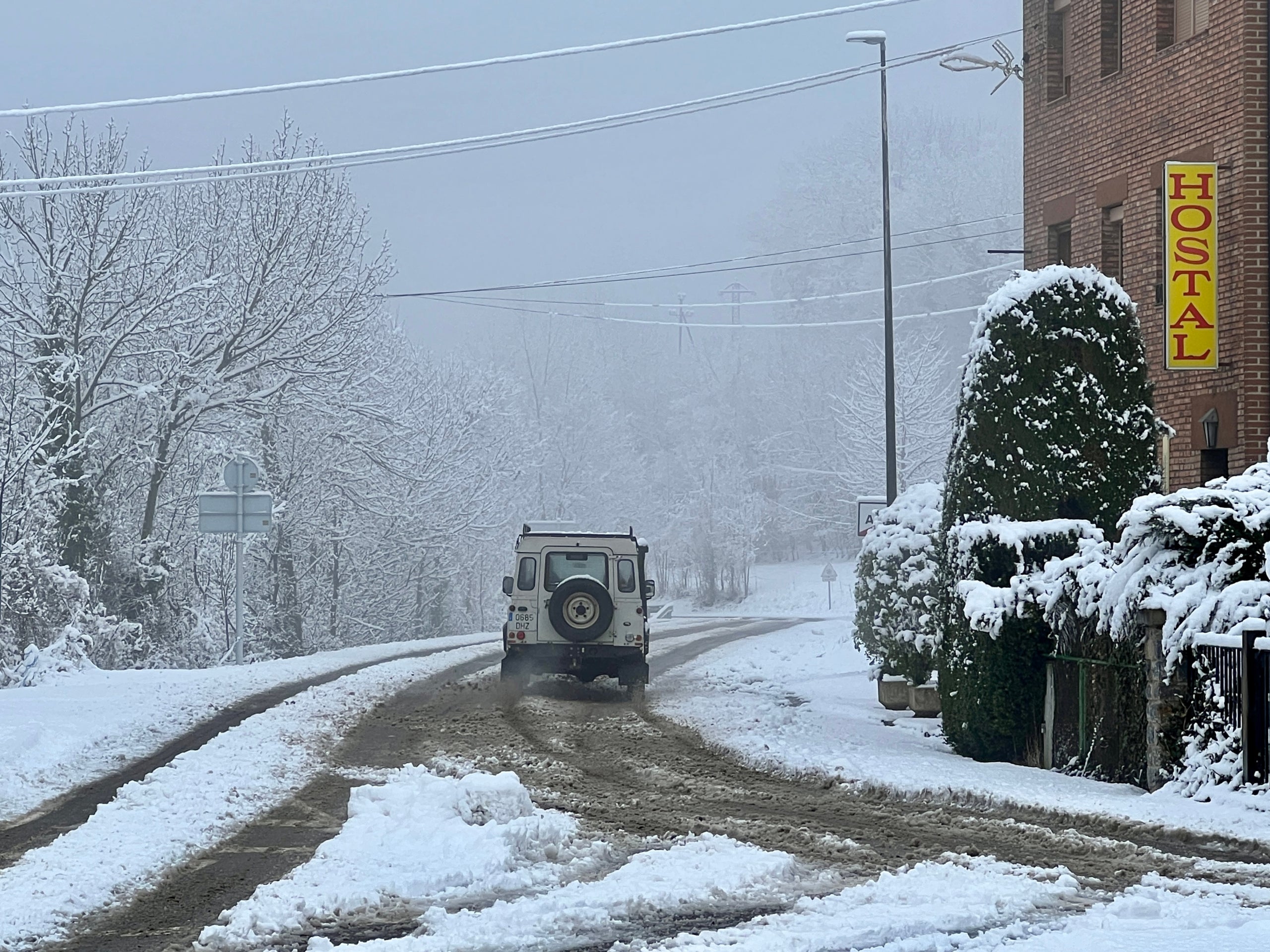 Un vehicle circulant per una carretera de Sort (Pallars Sobirà) en plena nevada / ACN