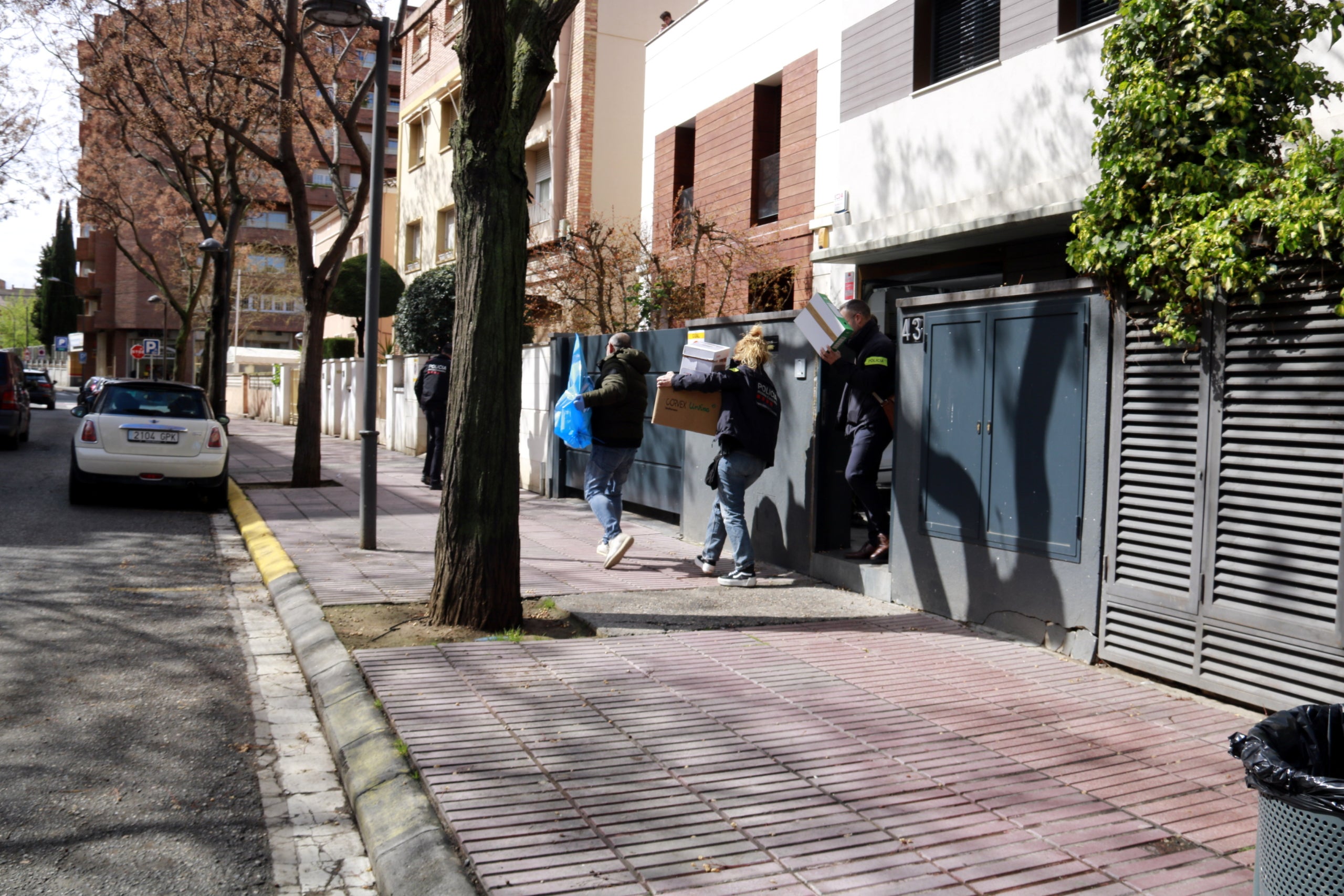 Agents de la Guàrdia Civil i Mossos confisquen documentació del Mosso arrestat per blanqueig a Lleida aquest dimarts/Anna Berga
