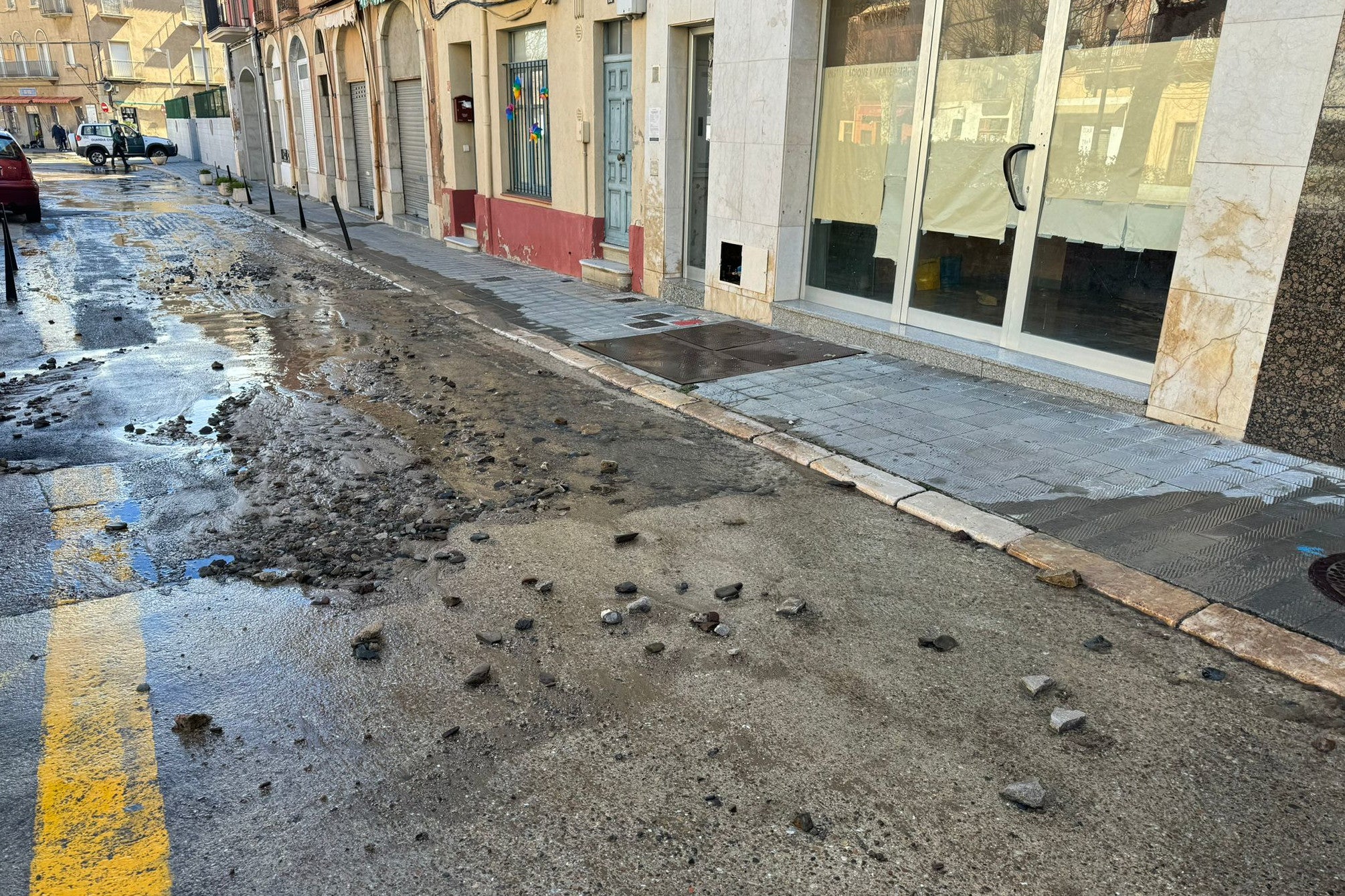 L'estat en què ha quedat el carrer on hi ha hagut la fuita | Gemma Tubert (ACN)