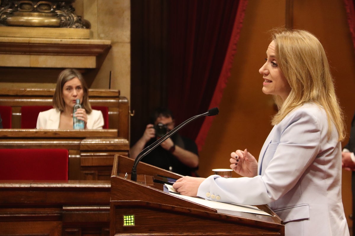 La consellera d'Economia, Natàlia Mas Guix, intervé al ple del Parlament amb Jéssica Albiach darrere/ ACN