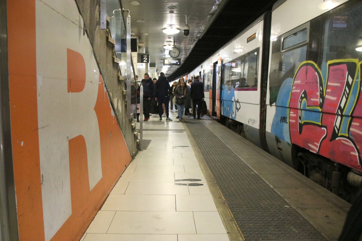 Un tren llegando a la estación de Rodalies de plaza Cataluña | Albert Hernàndez (ACN)