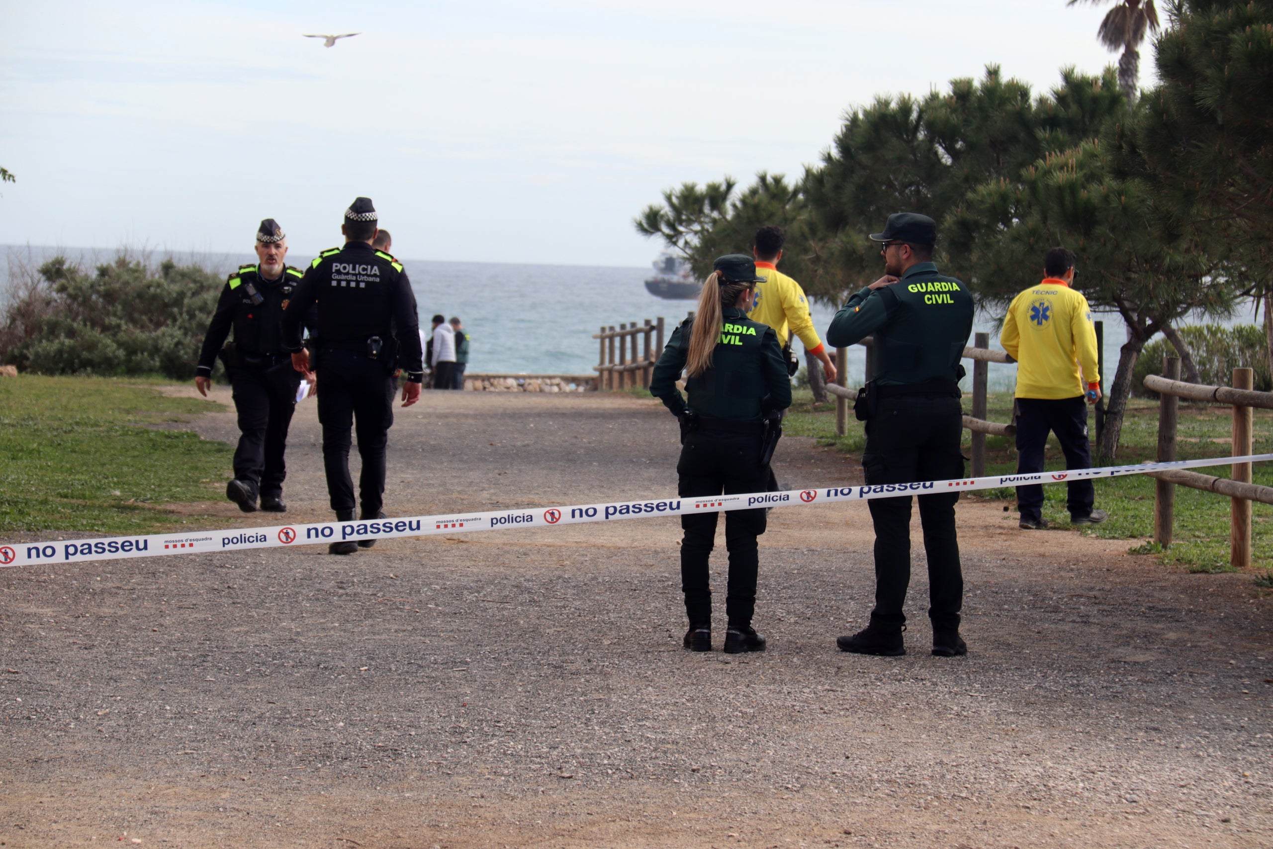 Agents policials i personal del SEM en la zona acordonada de la platja del Miracle / ACN