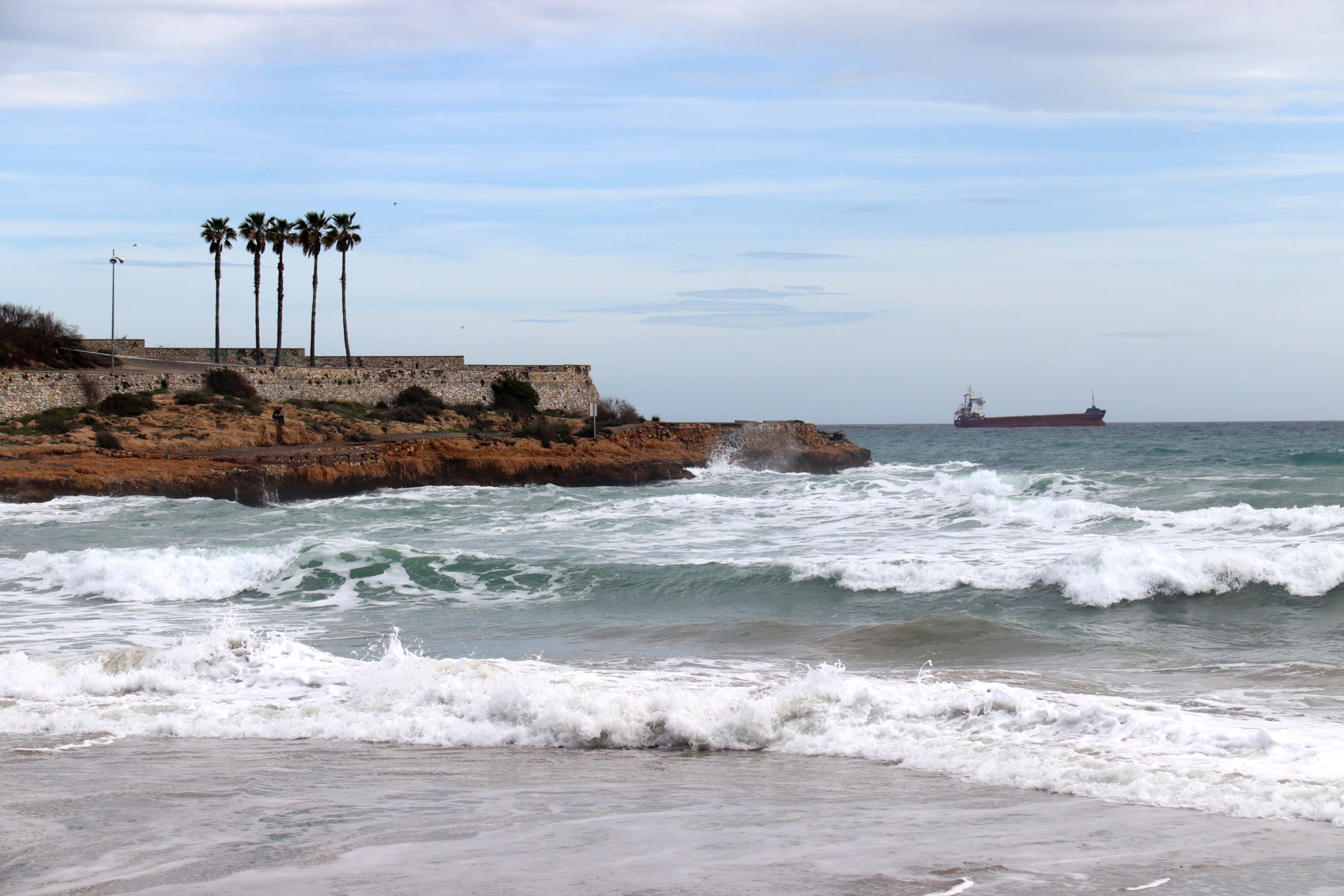 La punta del Miracle de Tarragona amb un fort onatge aquest dijous a la tarda després de l'accident amb dos ofegats / ACN