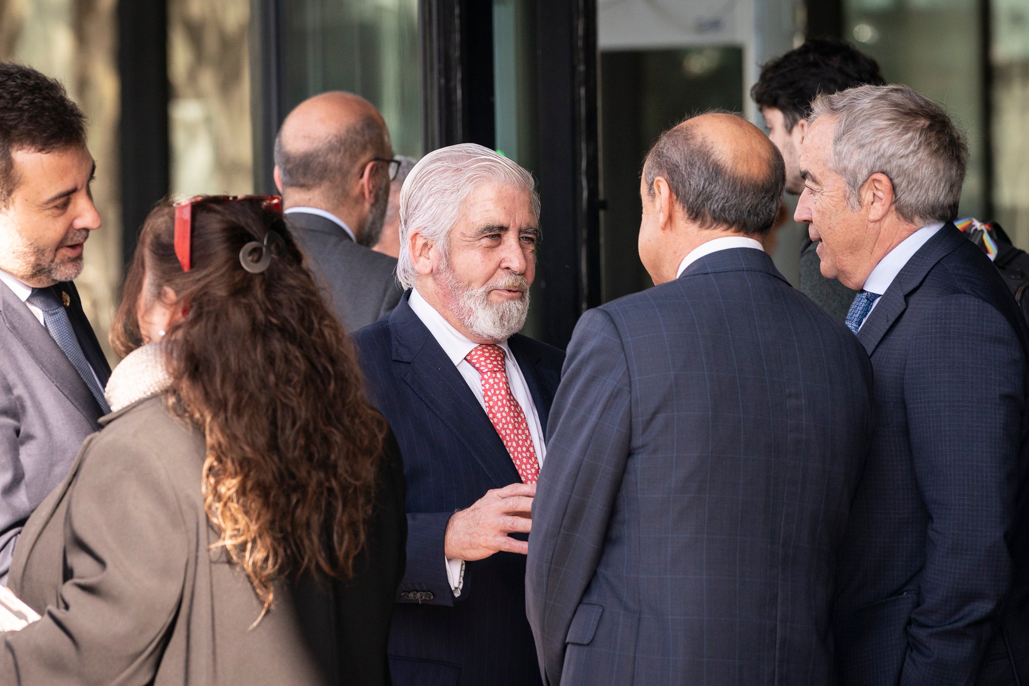 Wenceslao Olea enraona amb el president del TSJC, Jesús Maria Barrientos, i el fiscal en cap a Catalunya, Francisco Bañeras, en un acte a Barcelona/Mireia Comas